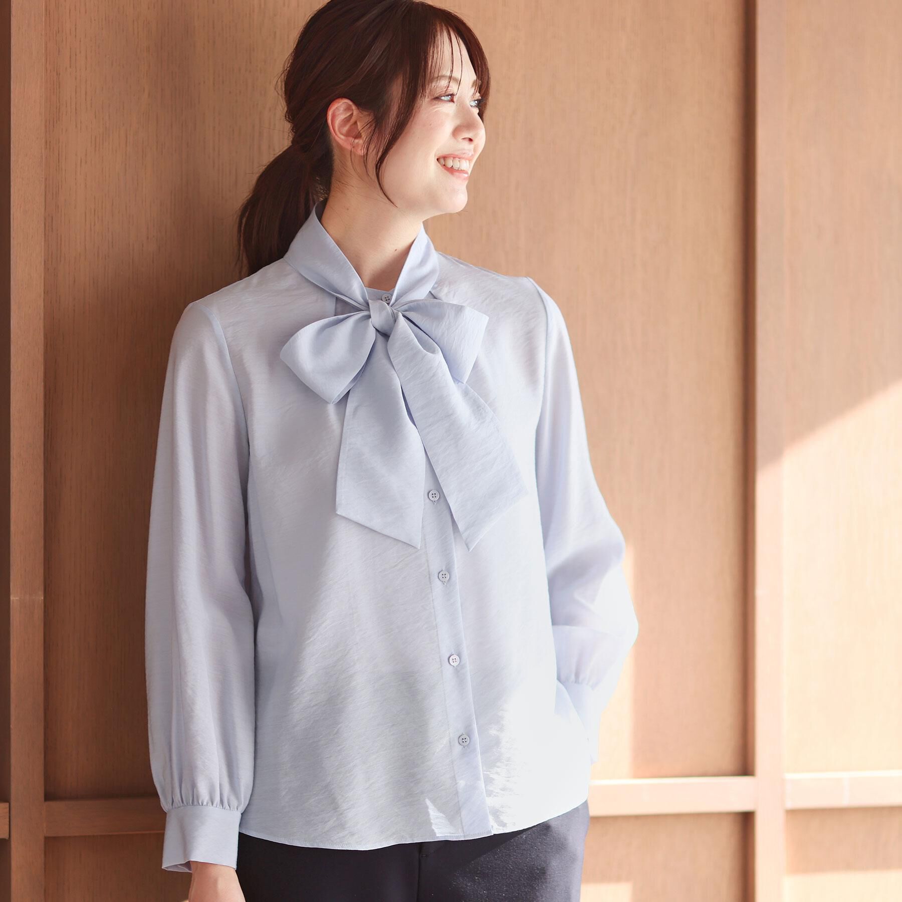 Reflect「【通勤／ボウタイ取り外し可】ボウタイ付きバンドカラーブラウス」|シャツ・ブラウス|