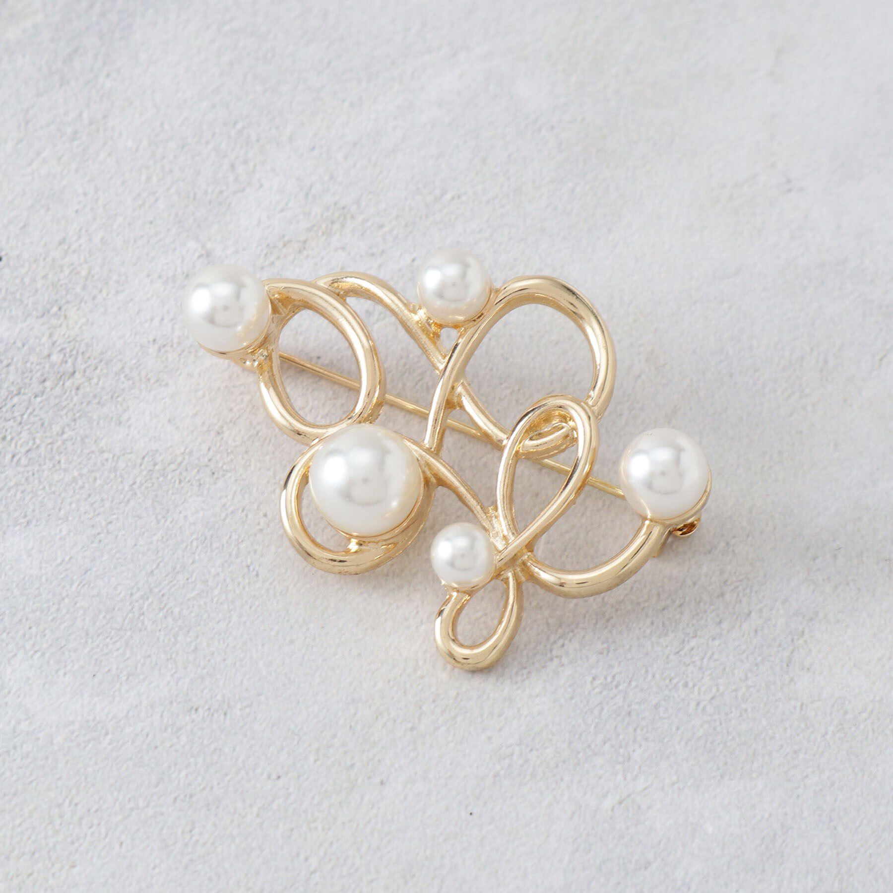 grove「【雑誌掲載】ニュアンスメタルパール調ブローチ【入卒対応可】」|ブローチ・コサージュ|ゴールド(007)