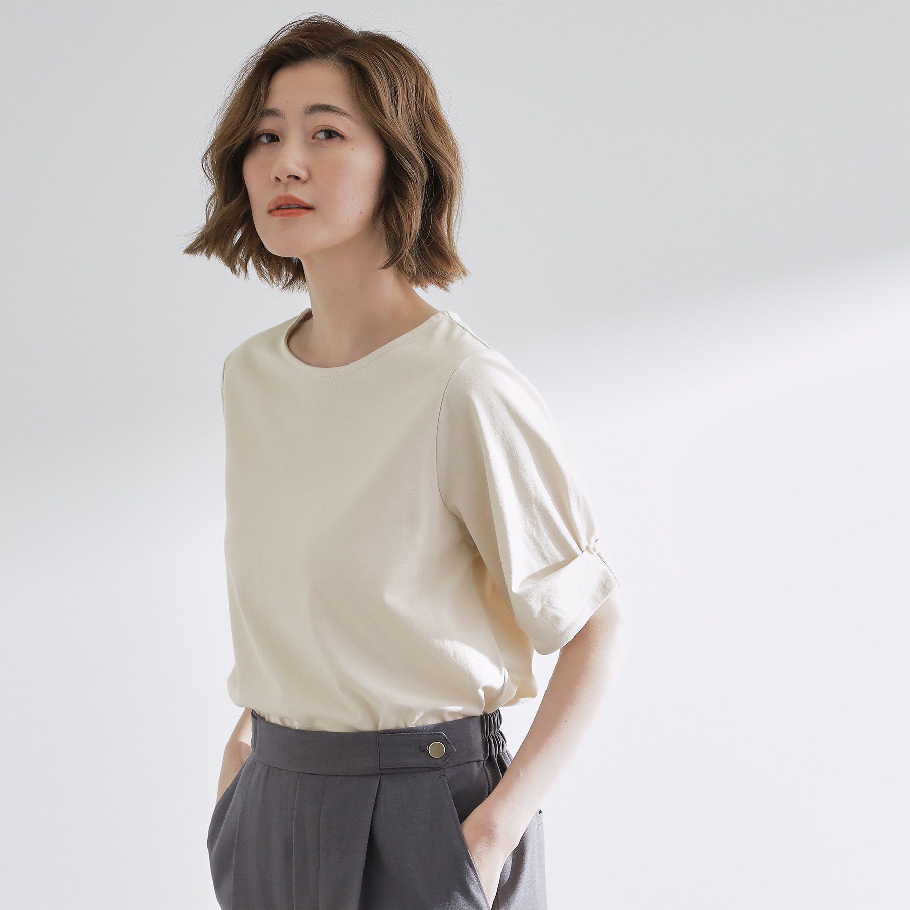 grove「きちんと感と女性らしさ、二の腕カバーが一枚で叶う　袖口パール調ボタンプルオーバー」|Tシャツ・カットソー|