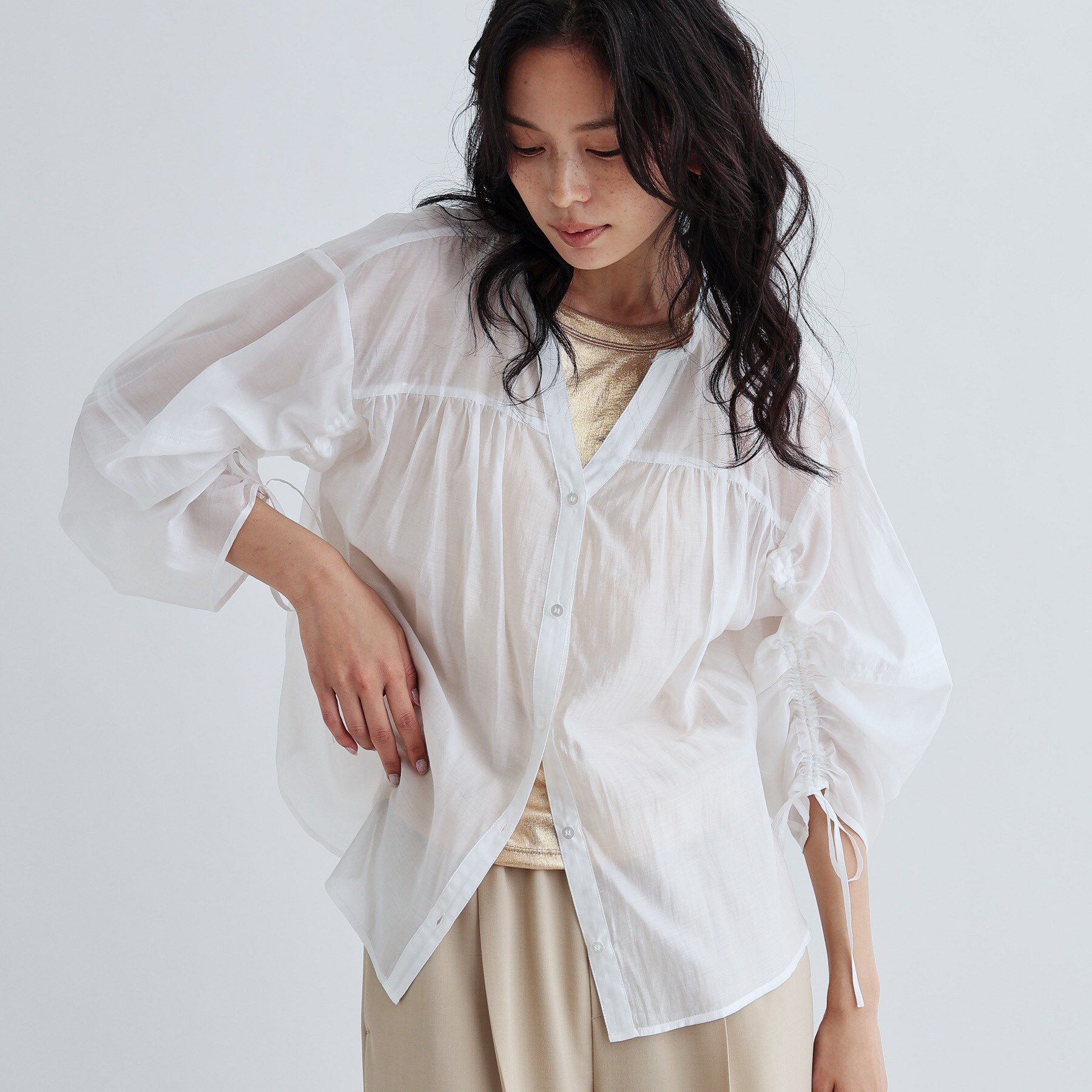 GALLEST「袖シャーリングシアーローンブラウス」|シャツ・ブラウス|ホワイト(001)