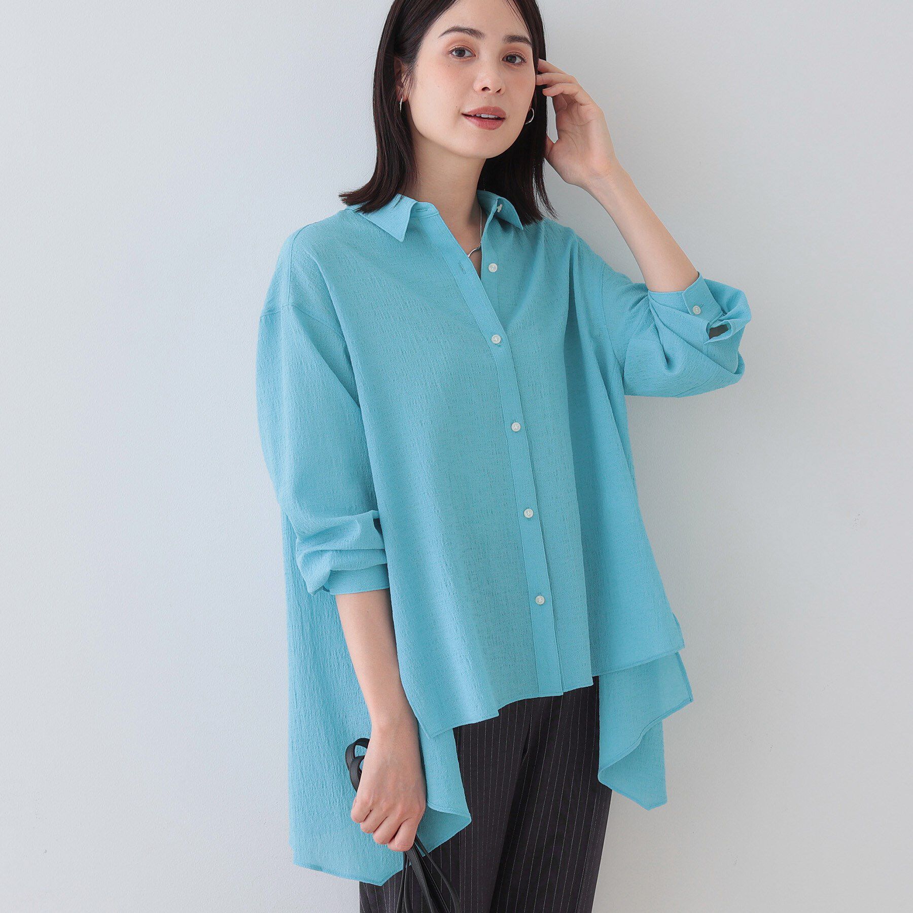 INDIVI「【洗える／凹凸素材】ハンカチーフヘム エアリーブラウス」|シャツ・ブラウス|ブルーグリーン(09