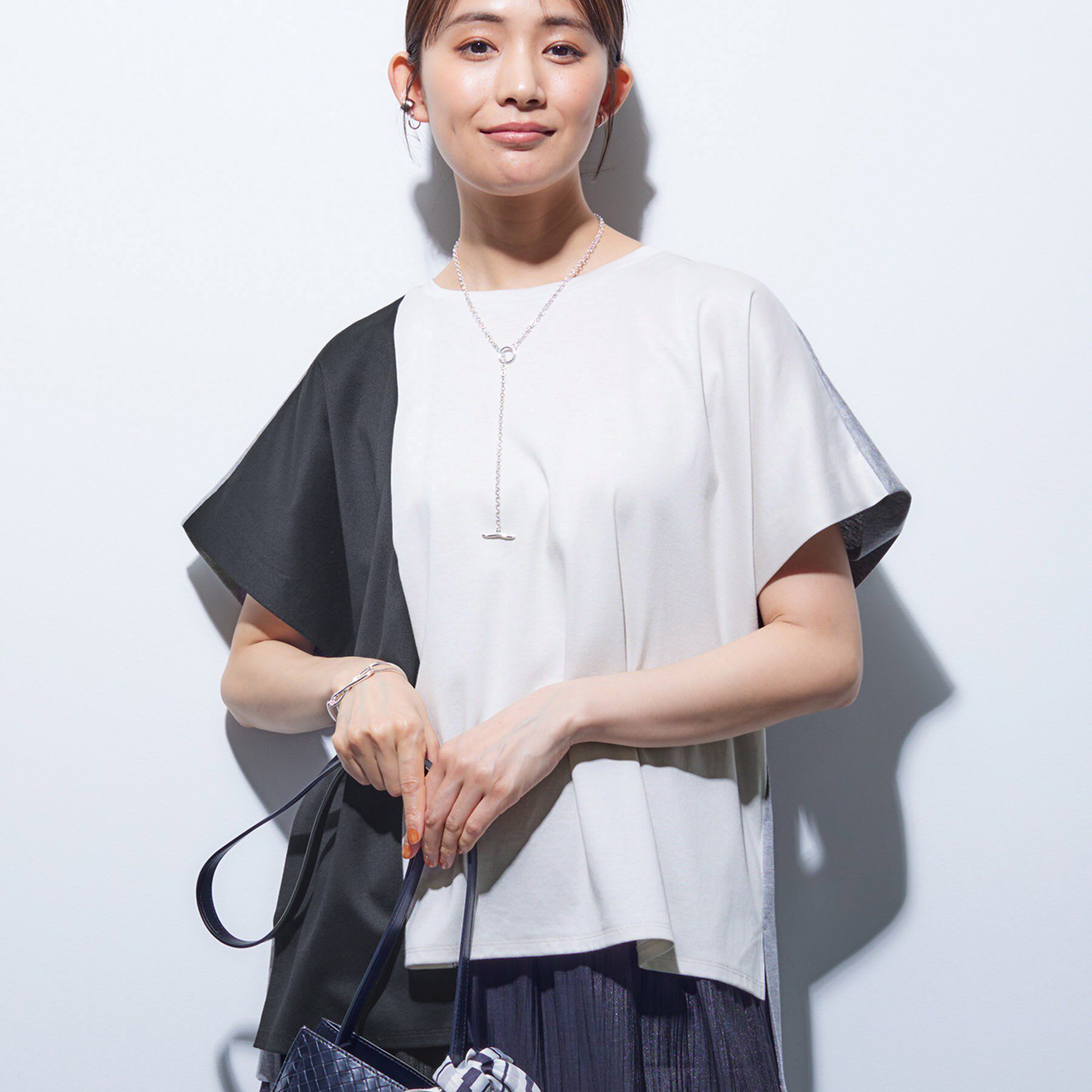 INDIVI「【洗える／汗ジミ防止】バイカラー＆アシメヘム Tシャツ」|Tシャツ・カットソー|グレージュ(550)