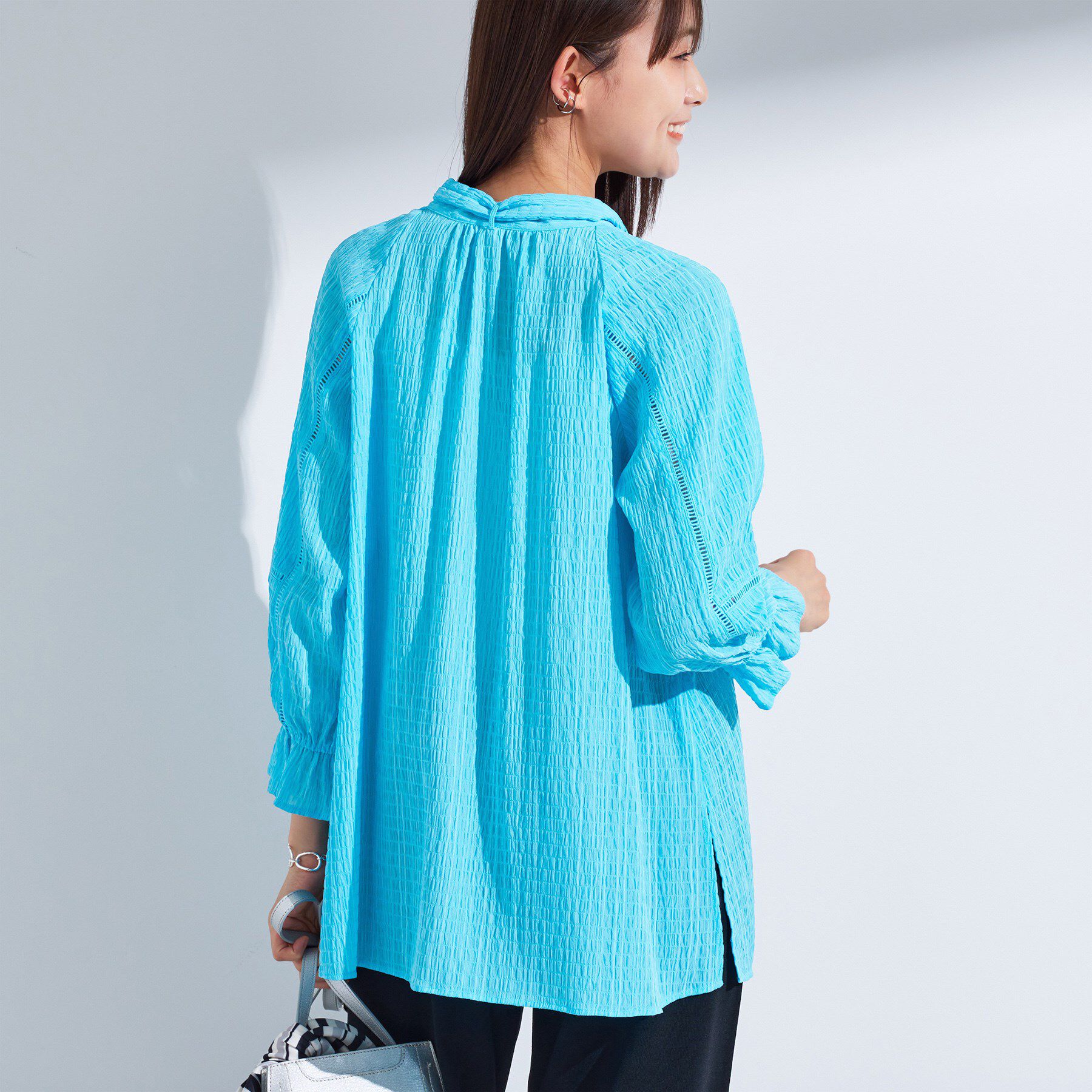 INDIVI「【洗える／シャーリング素材】ボリューム袖エアリーブラウス」|シャツ・ブラウス|