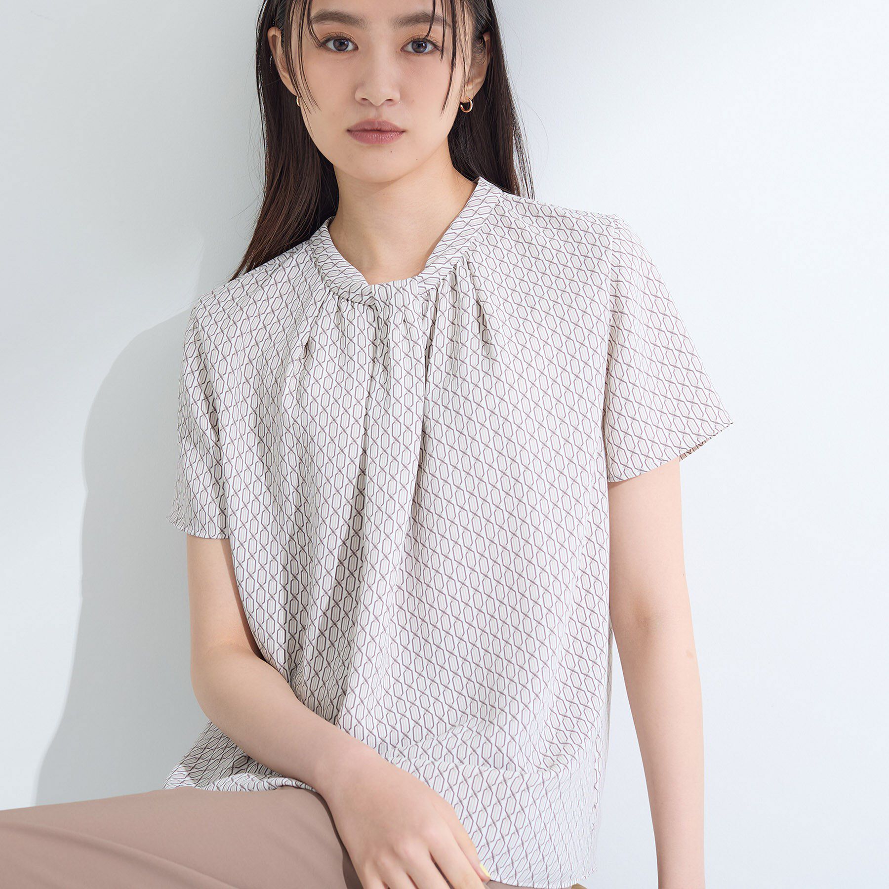 INDIVI「【UVケア】モノグラム ボウタイデザインブラウス」|シャツ・ブラウス|ライトベージュ(15