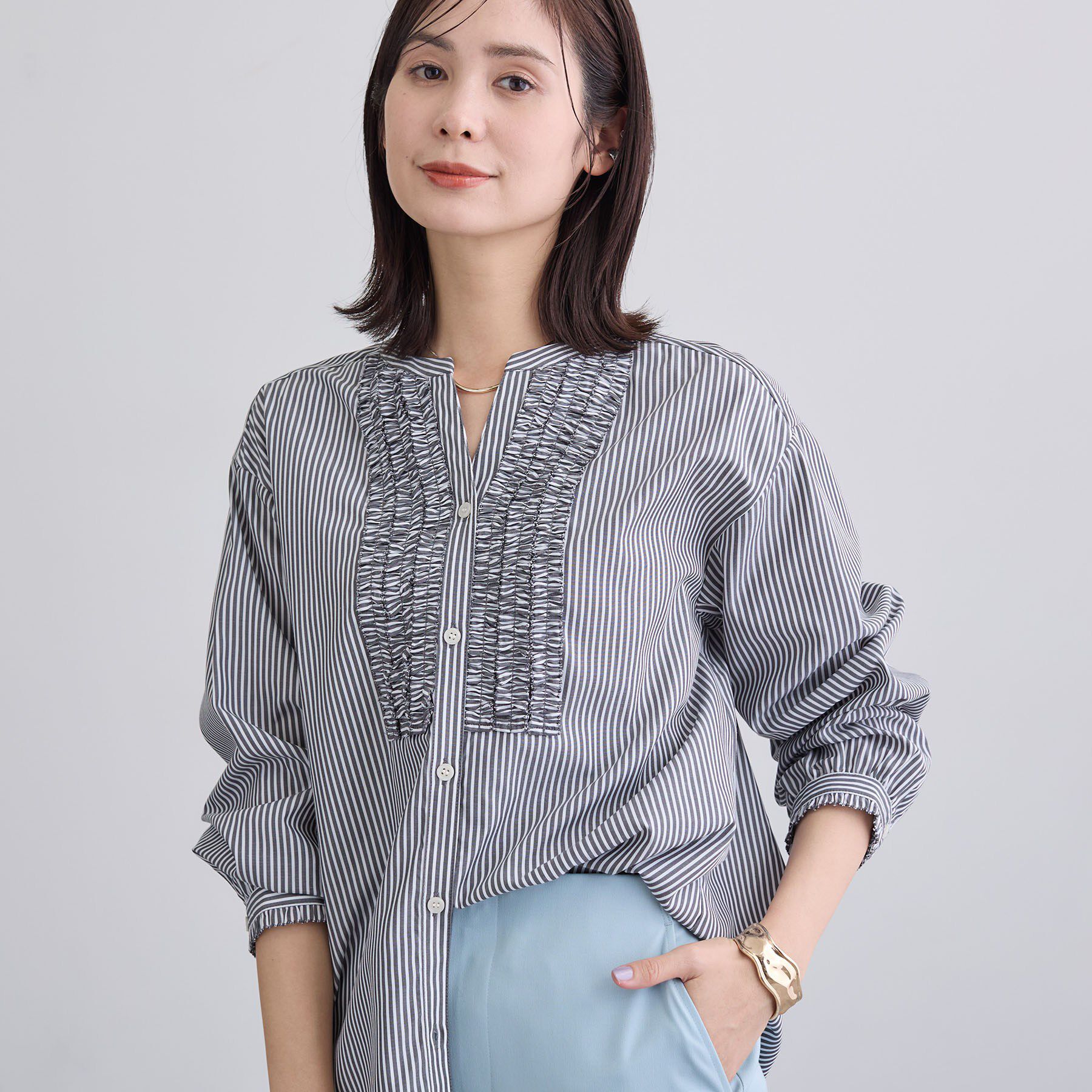 INDIVI「【洗える】胸元タックフリル長袖ブラウス」|シャツ・ブラウス|グレー(312)