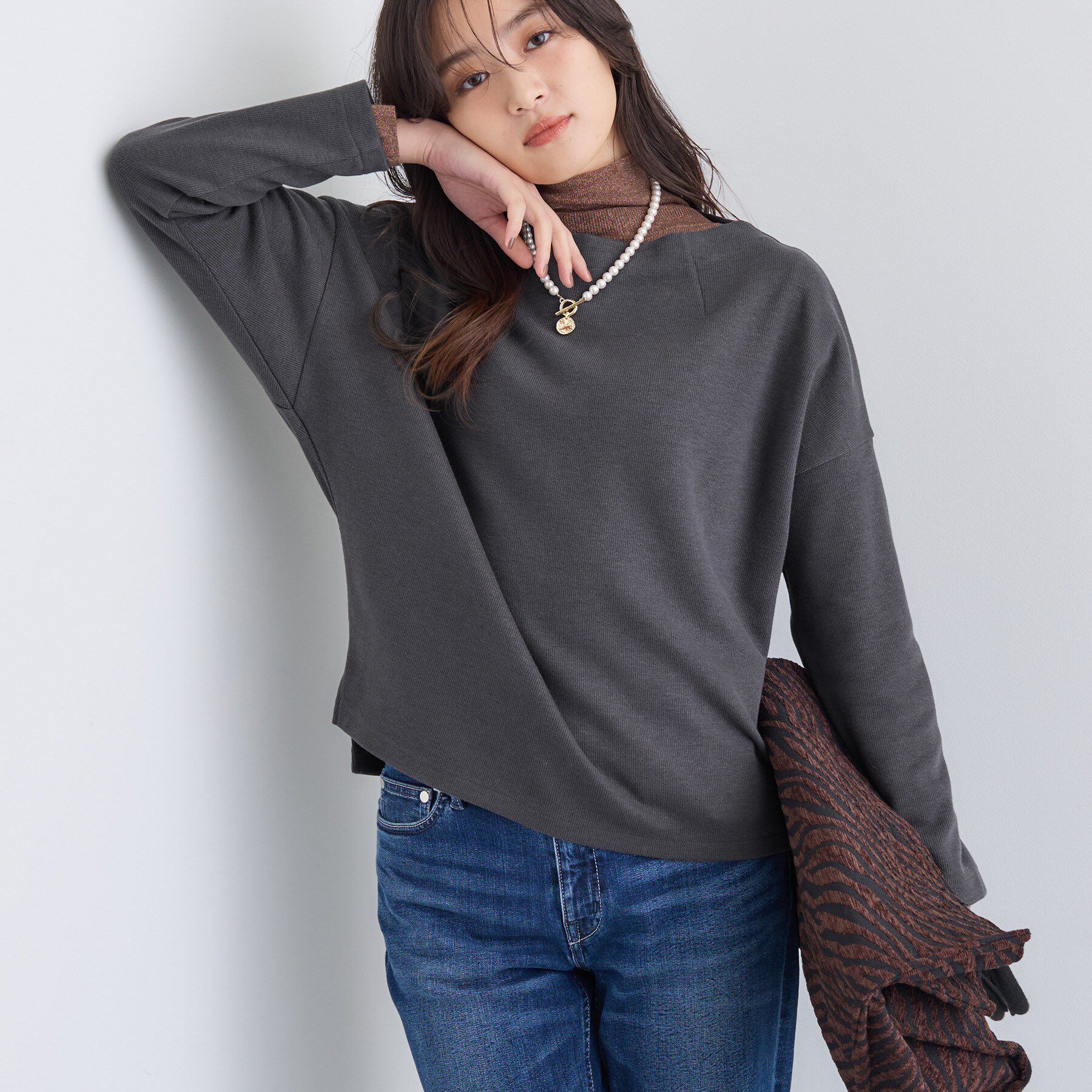 INDIVI「【SETUP可能／洗える／UVケア】ライトジャージ ボトルネックトップス」|Tシャツ・カットソー|チャコールグレー(0