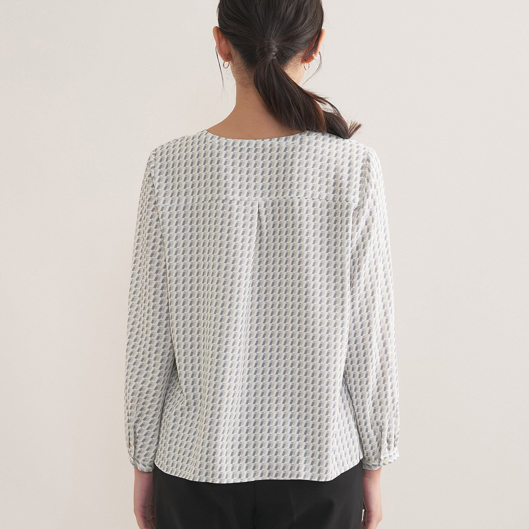 INDIVI「【洗える／透けにくい】ジオメ柄プリントブラウス」|シャツ・ブラウス|