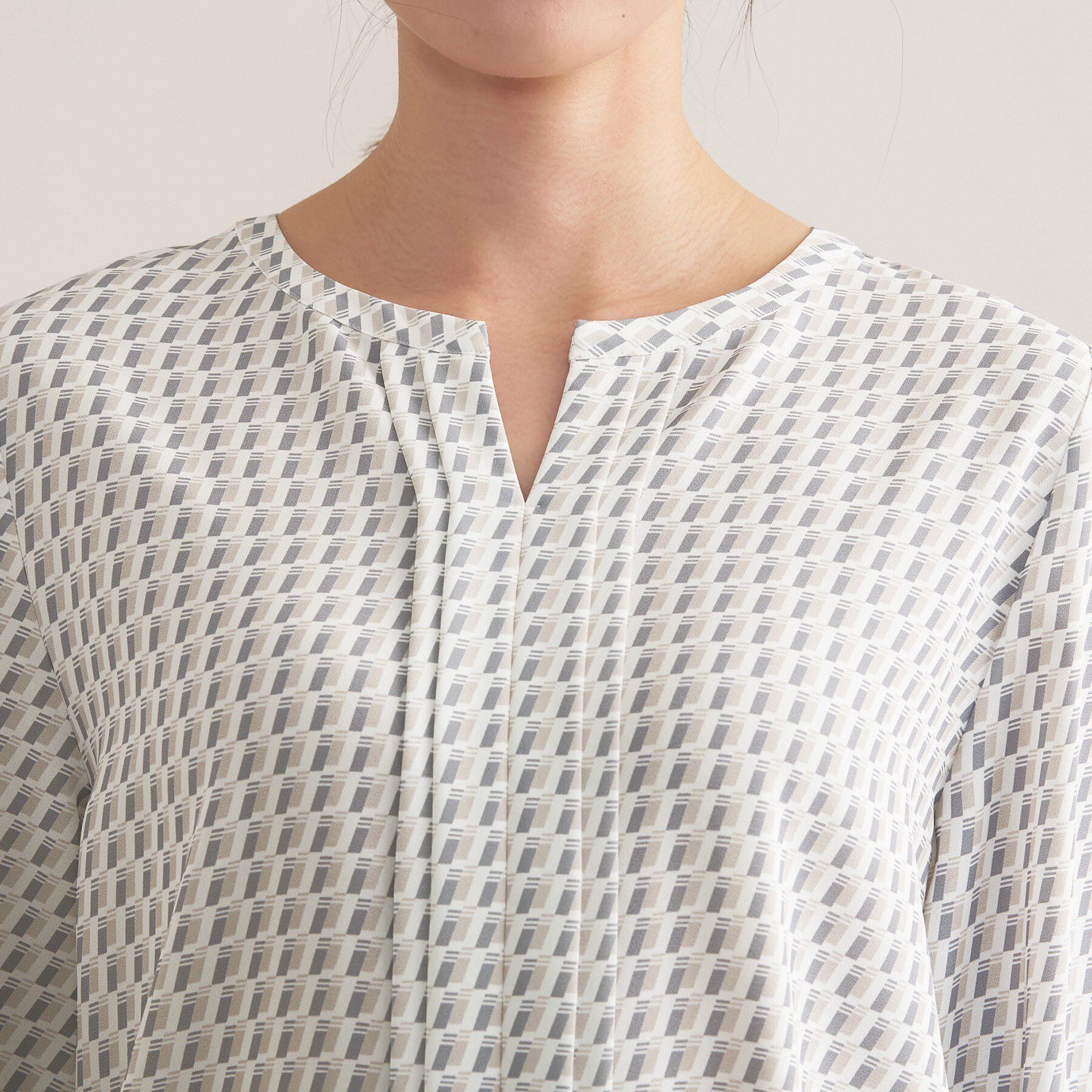 INDIVI「【洗える／透けにくい】ジオメ柄プリントブラウス」|シャツ・ブラウス|