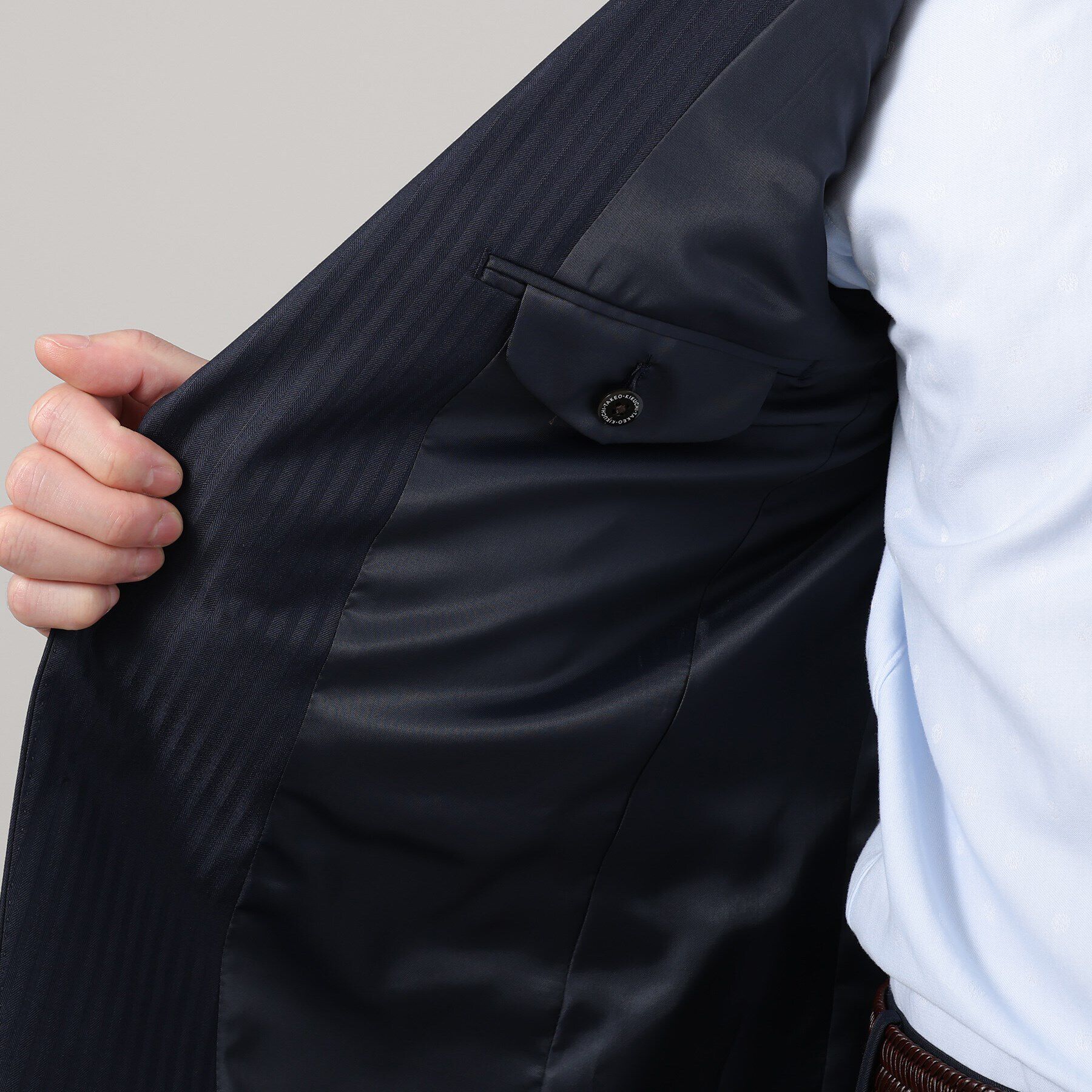 TAKEO KIKUCHI「【ナローモデル】シャイニー ヘリンボン ストライプ スーツ/3ピース対応可」|スーツ|