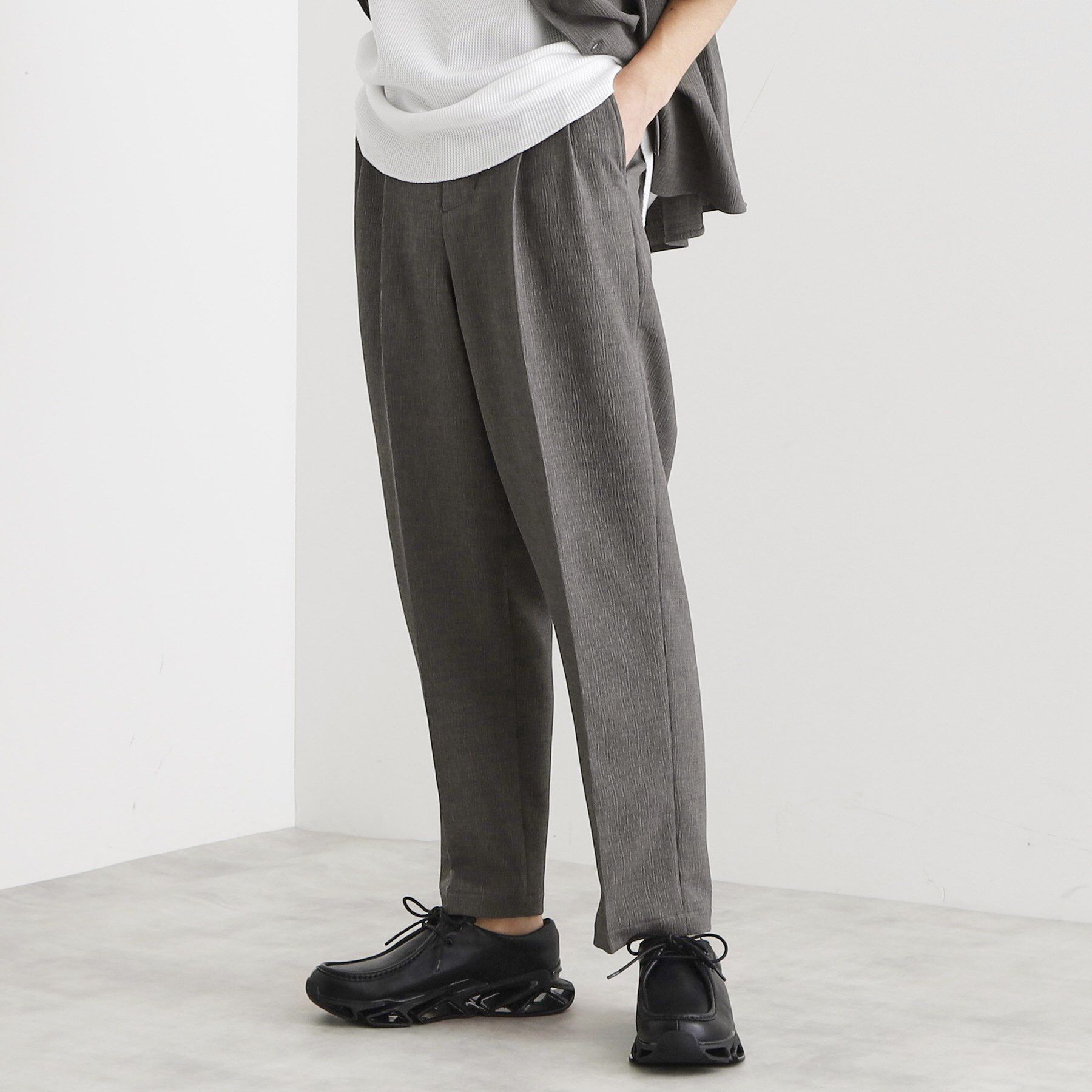 tk.TAKEO KIKUCHI「【セットアップ対応】テッククレープルーズテーパードパンツ」|その他|チャコールグレー(0