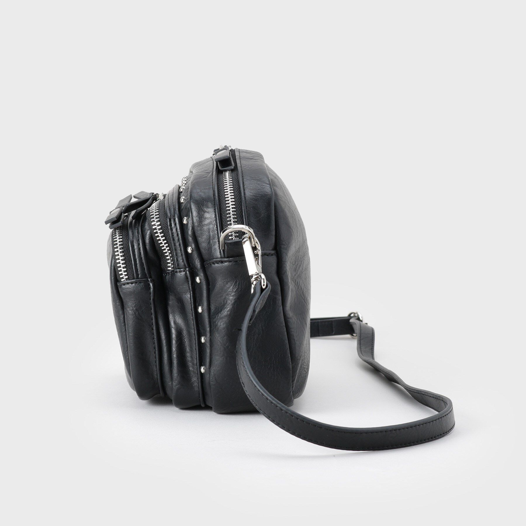 tk.TAKEO KIKUCHI「【スタッズシリーズ】ショルダーバッグ」|ショルダー・メッセンジャー|