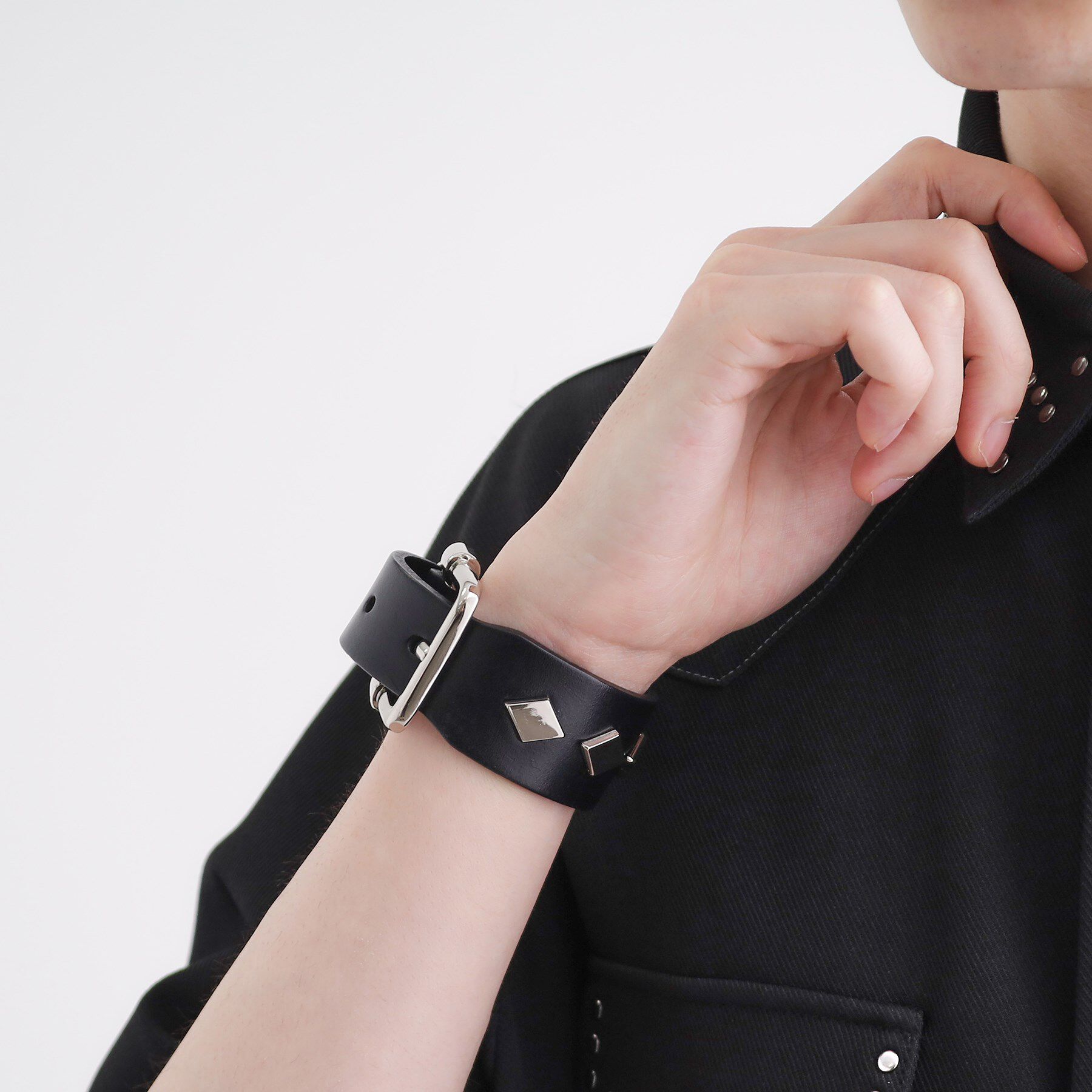 tk.TAKEO KIKUCHI「スタッズベルトバングル」|ブレスレット・バングル|