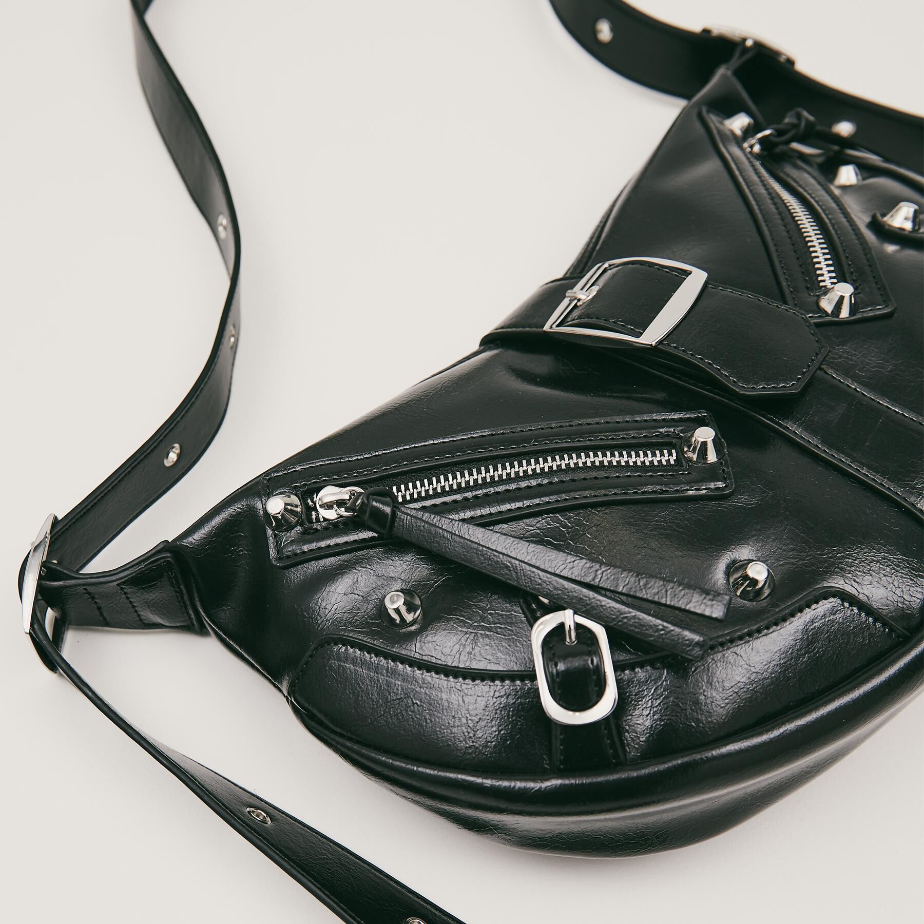 tk.TAKEO KIKUCHI「【FANCYシリーズ】スタッズクレセントショルダーバッグ」|ショルダー・メッセンジャー|