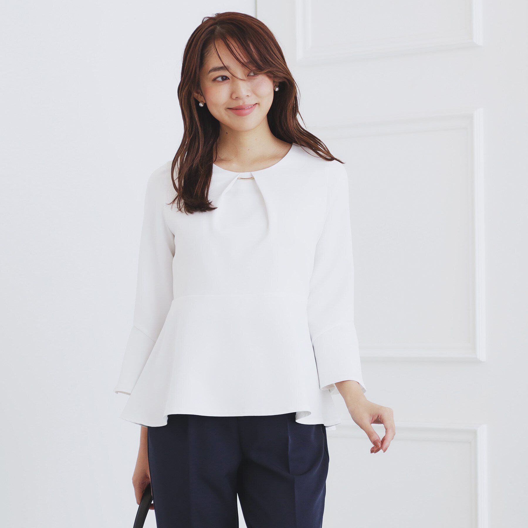 index「＜通勤・セレモニー/セットアップ対応＞フレアスリーブブラウス【洗濯機洗い可/ストレッチ/イージーアイ」|シャツ・ブラウス|オフホワイト(003