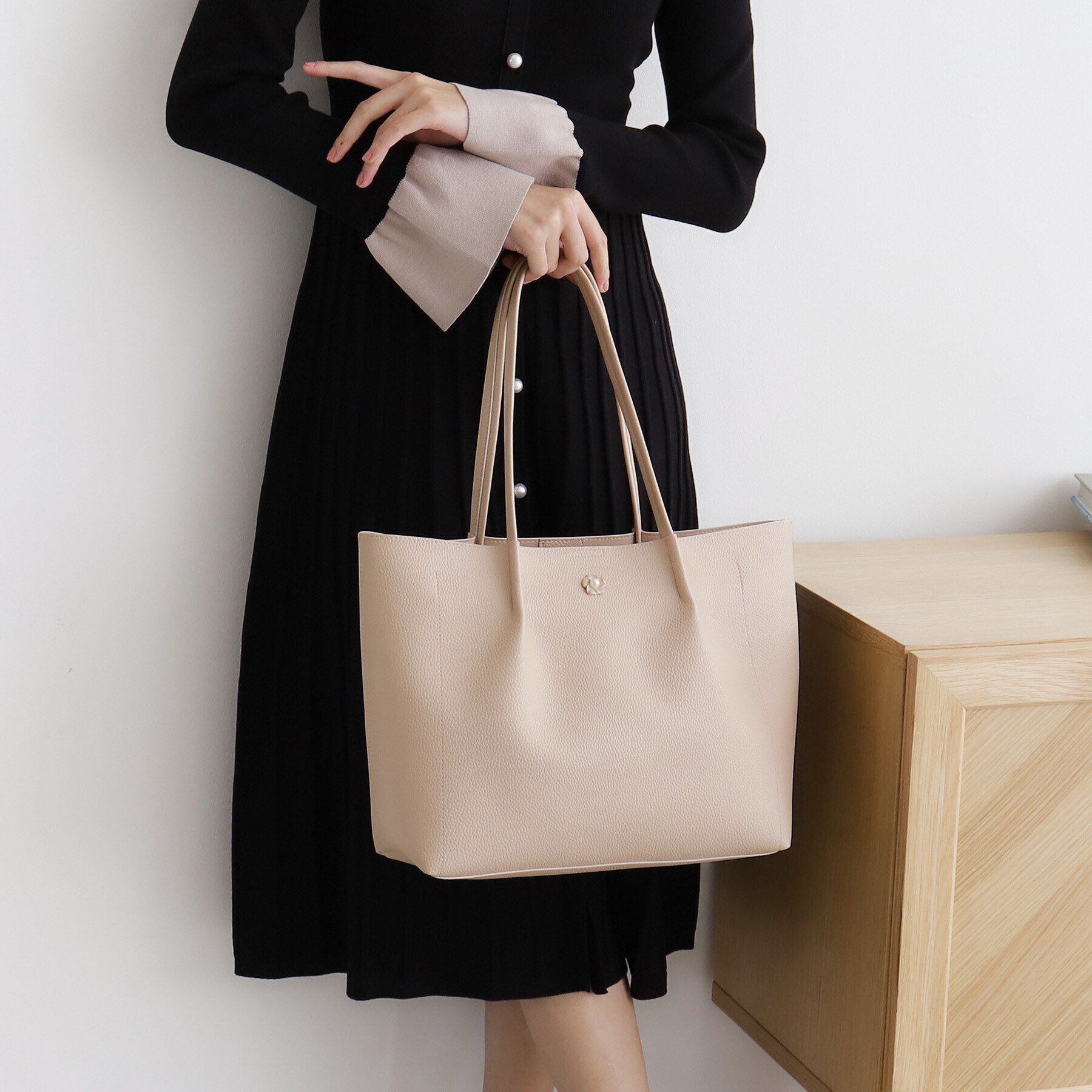 index「【A4サイズ収納可】フラワーパーツ合皮トートバッグ」|トートバッグ|