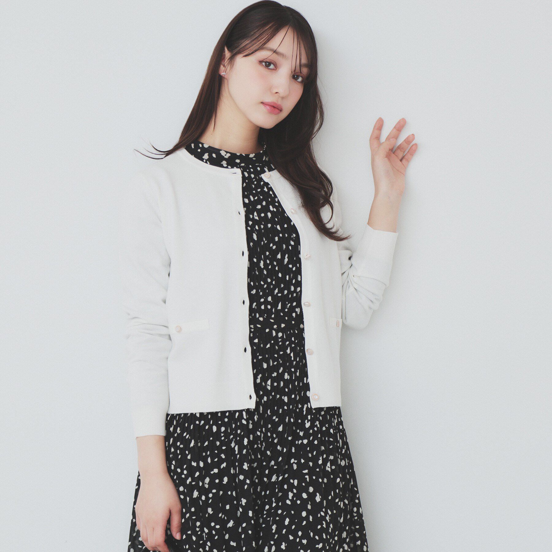 index「《5color》ポケットデザイン付きクルーネックカーディガン【洗濯機洗い可】」|カーディガン|オフホワイト(003