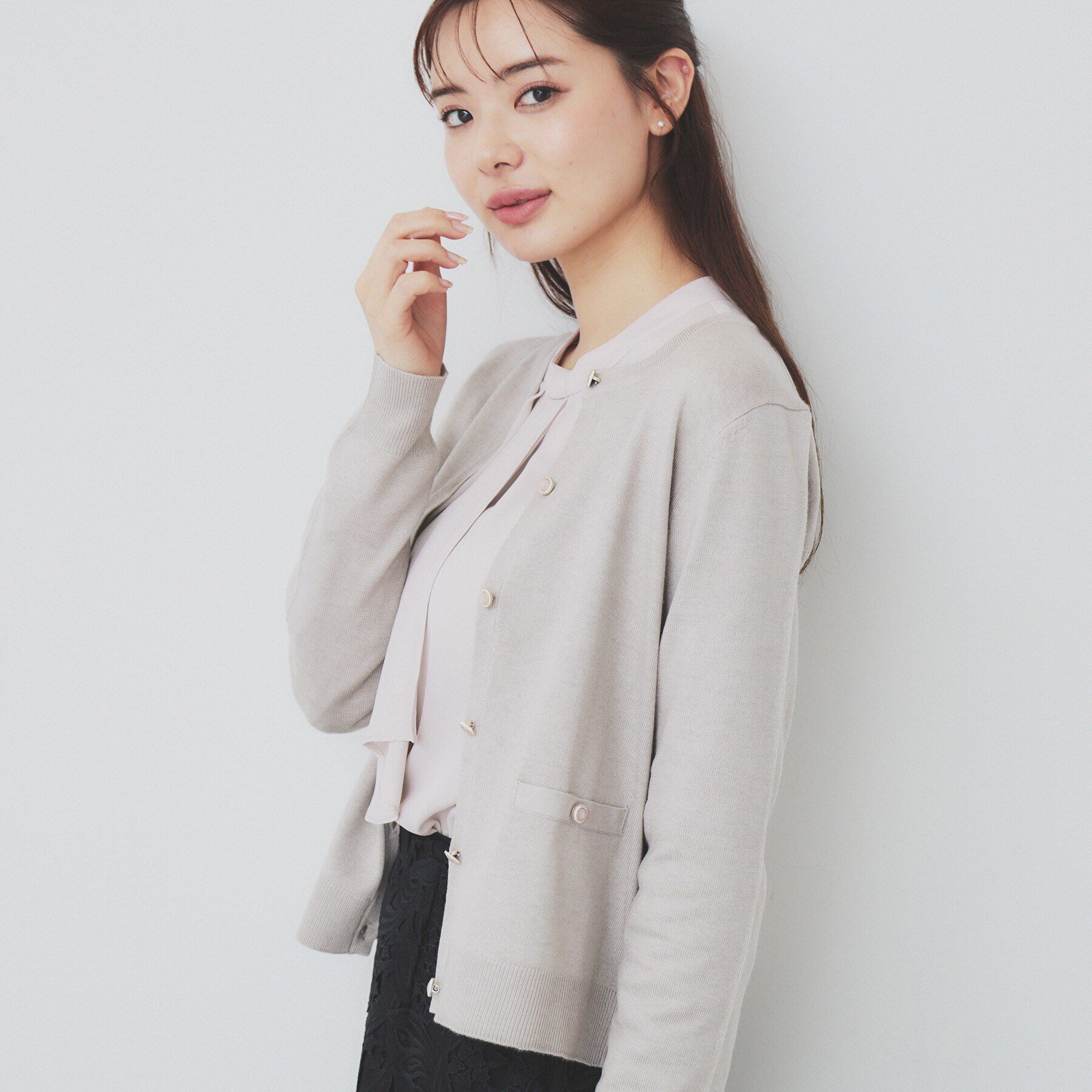 index「《5color》ポケットデザイン付きクルーネックカーディガン【洗濯機洗い可】」|カーディガン|グレージュ(050)