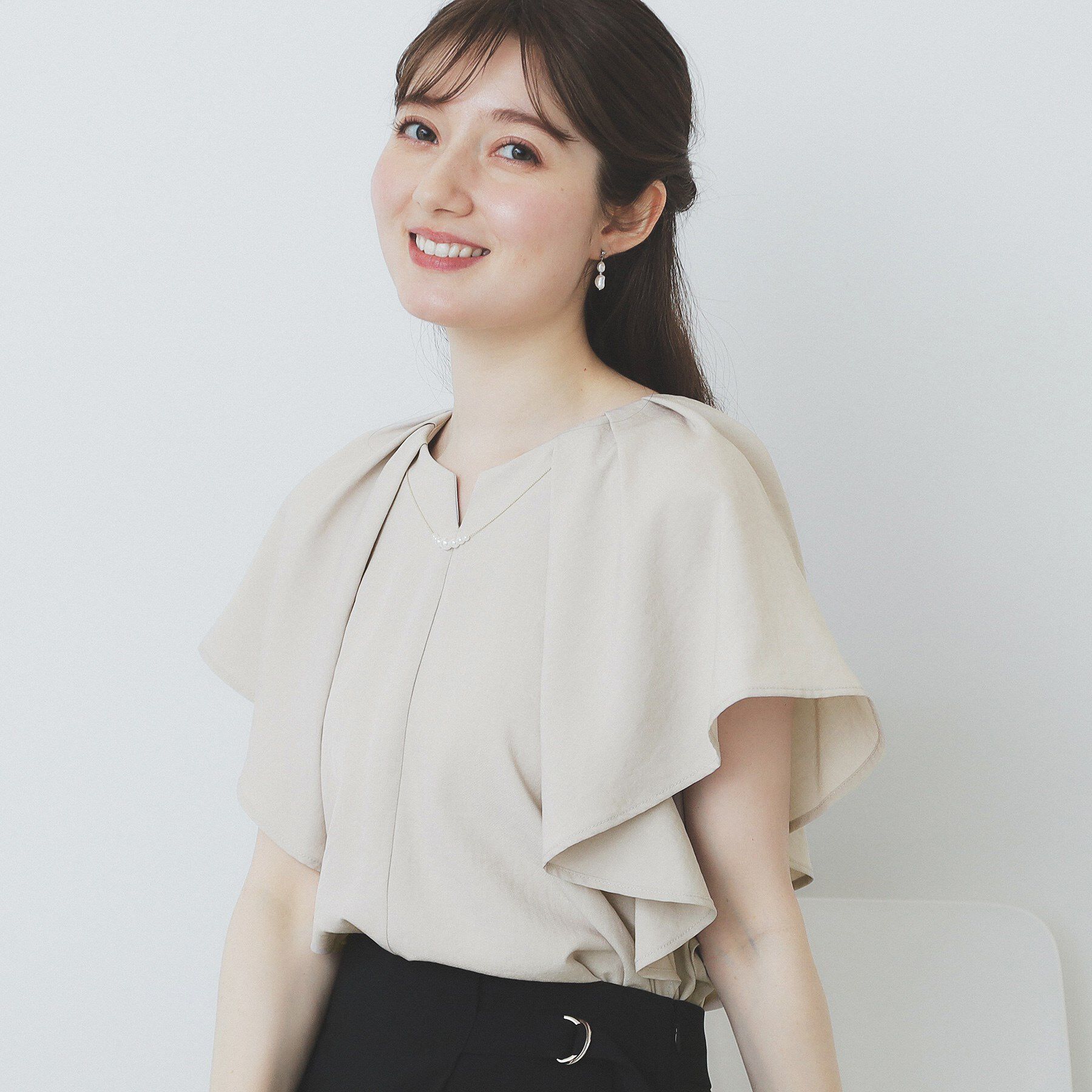 index「《7色展開/S-LLサイズ》フリルタックスリーブキーネックブラウス【吸水速乾/洗濯機可/イージーアイ」|シャツ・ブラウス|グレージュ(050)