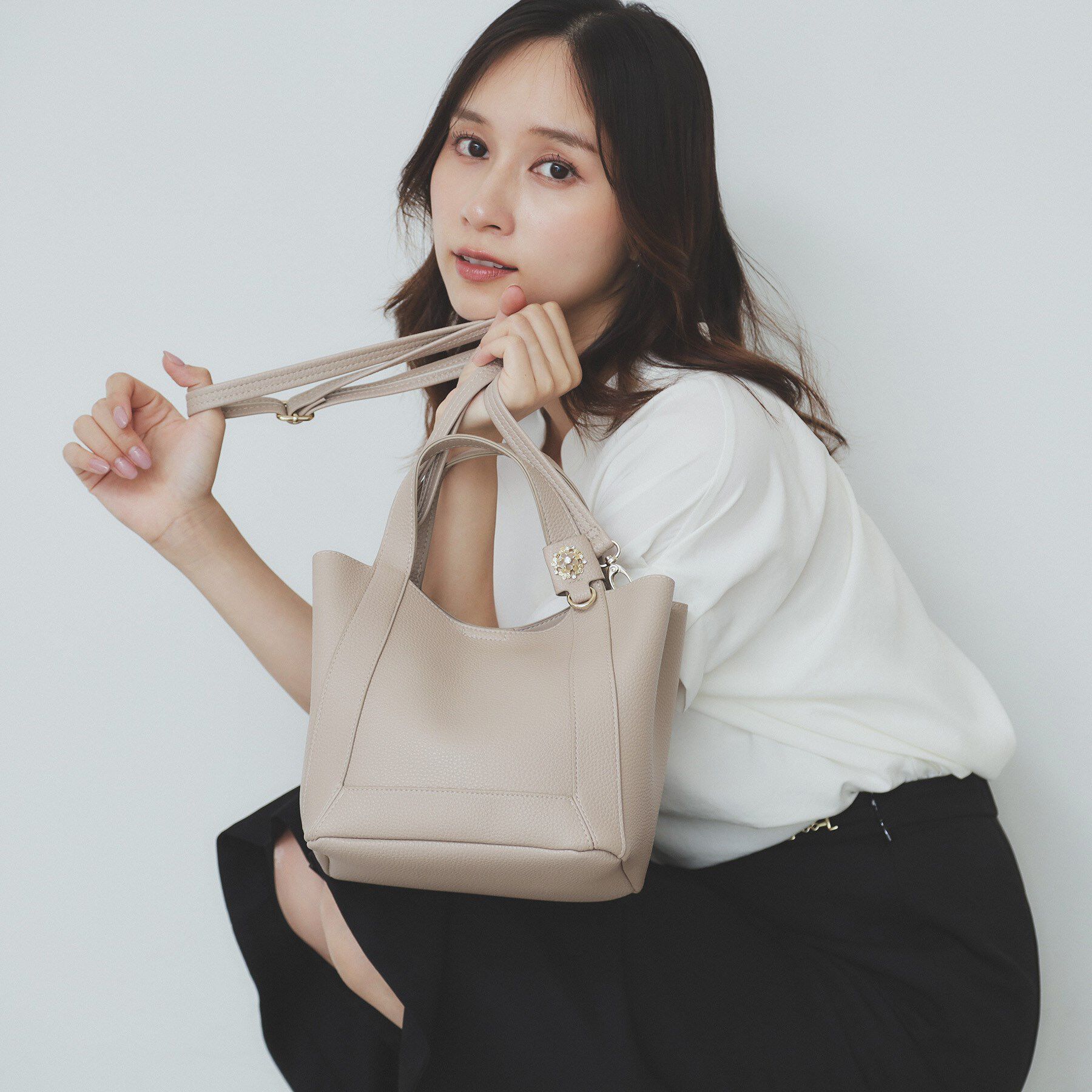 index「【2WAY】フラワーパーツ付き合皮ミドルトートバッグ」|トートバッグ|