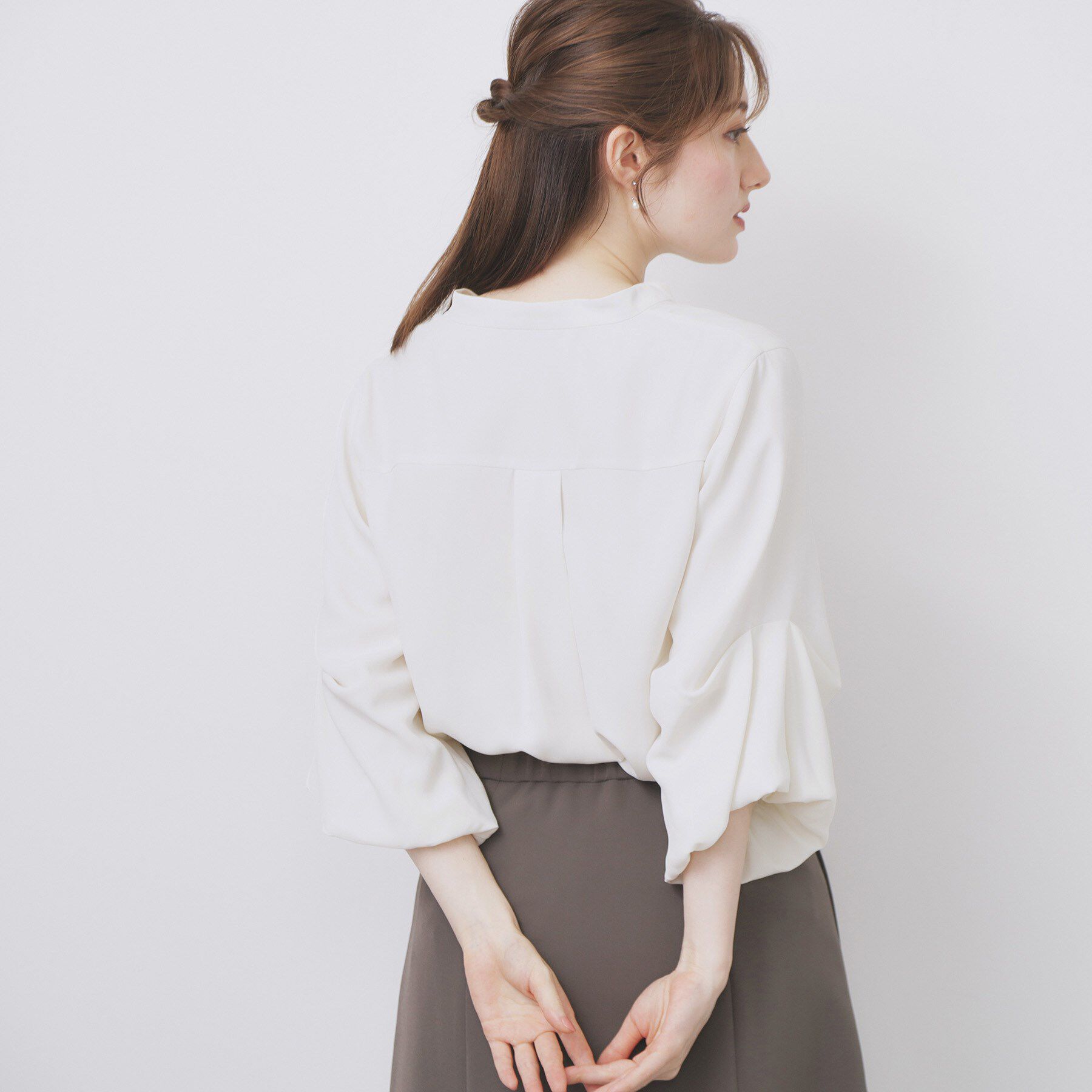 index「スキッパーバルーンスリーブブラウス【洗濯機洗い可/イージーアイロン】」|シャツ・ブラウス|