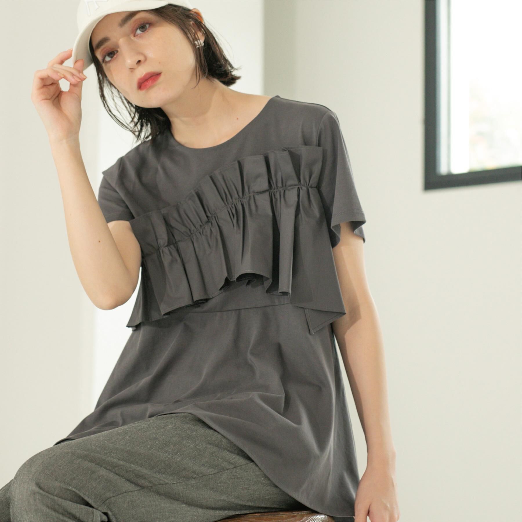 OPAQUE.CLIP「フリルドッキングペプラムトップス【接触冷感/洗濯機洗い可】」|Tシャツ・カットソー|チャコールグレー(0