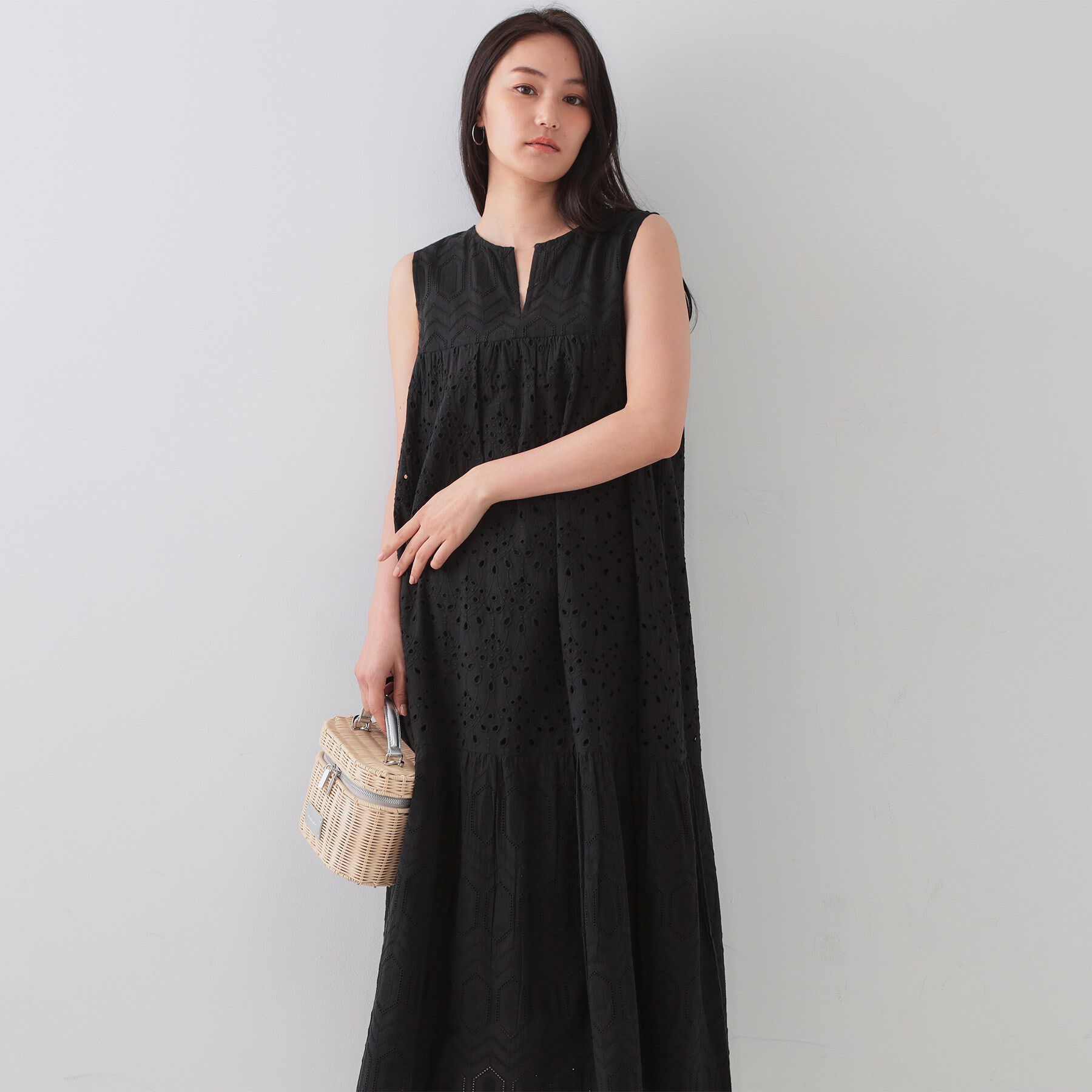 OPAQUE.CLIP「インドコットンアイレット刺繍ティアードワンピース【洗える】」|ワンピース|ブラック(019)