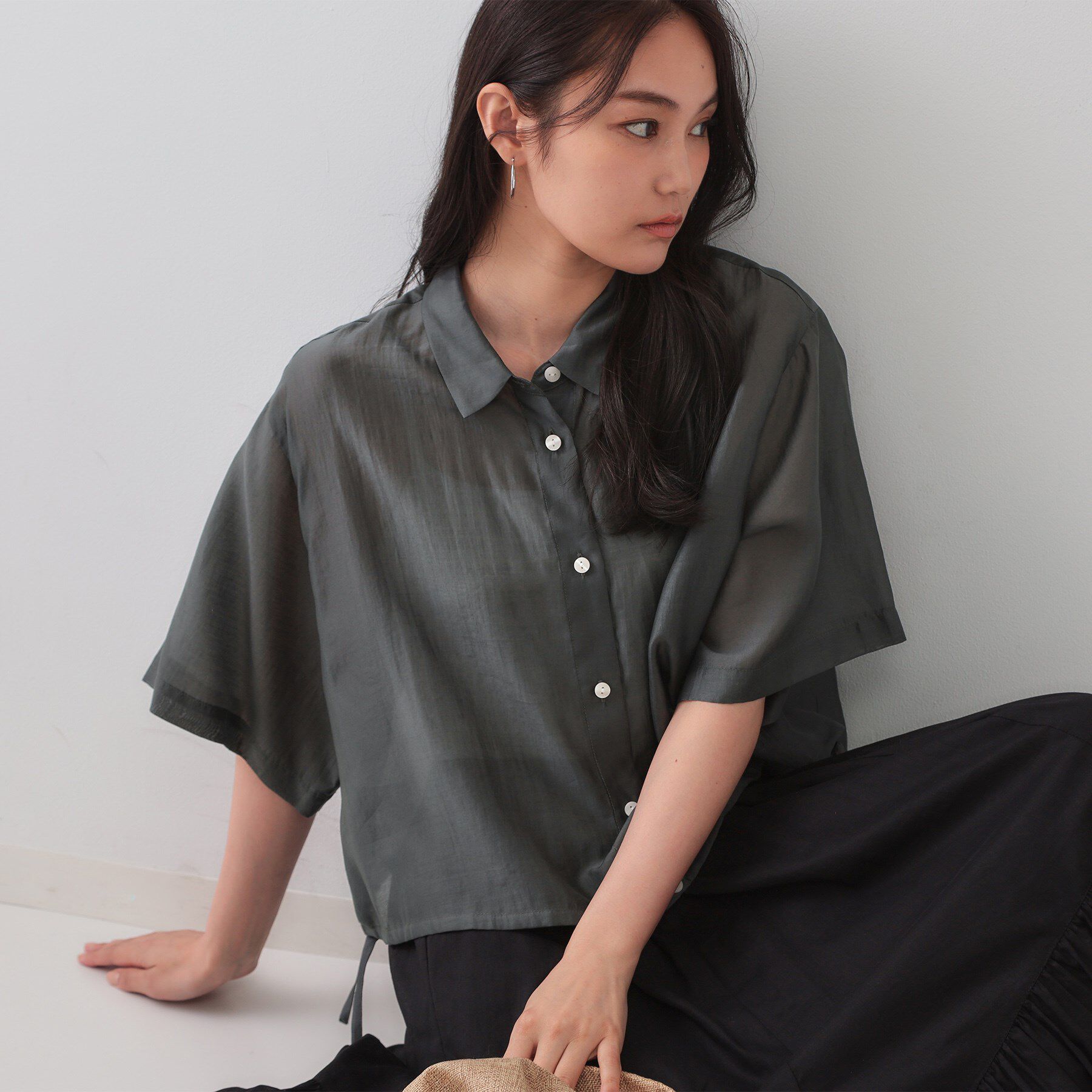 OPAQUE.CLIP「裾ドロストシアーショートシャツ【洗濯機洗い可】」|シャツ・ブラウス|チャコールグレー(0
