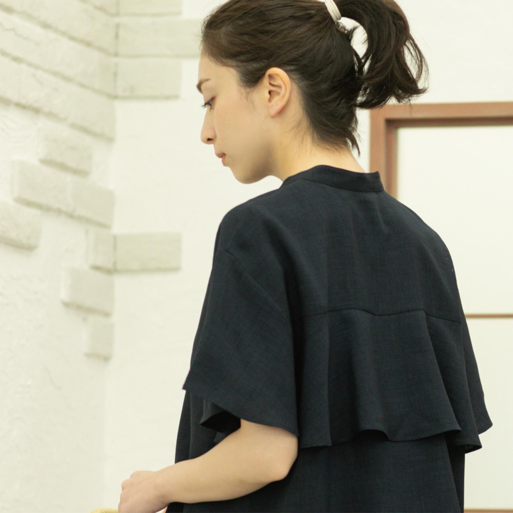 OPAQUE.CLIP「バックフリルバンドカラーブラウス【洗濯機洗い可/吸水速乾/接触冷感】」|シャツ・ブラウス|