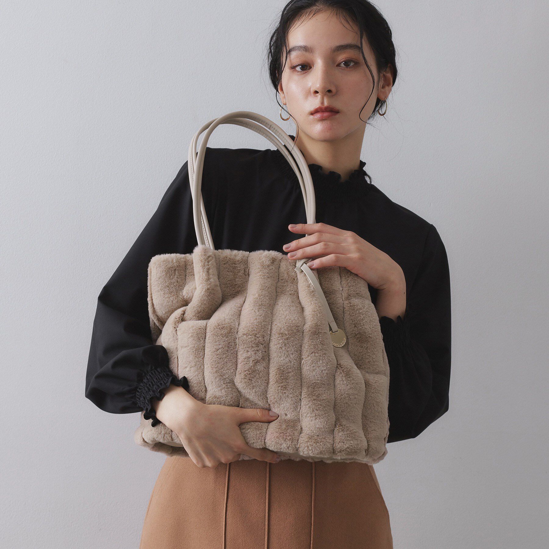 OPAQUE.CLIP「【A4サイズ対応／マチ付き】ストライプフェイクファートートバッグ」|トートバッグ|ベージュ(052)