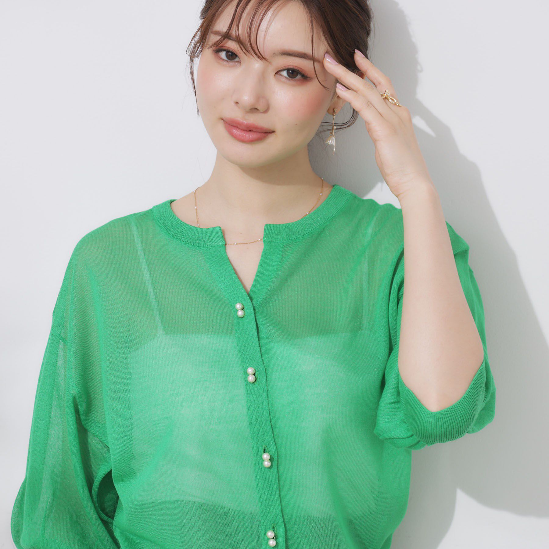 Couture broach「【前後2WAY・二の腕カバー】ダブルパール調釦5分袖シアーカーディガントップス」|カーディガン|