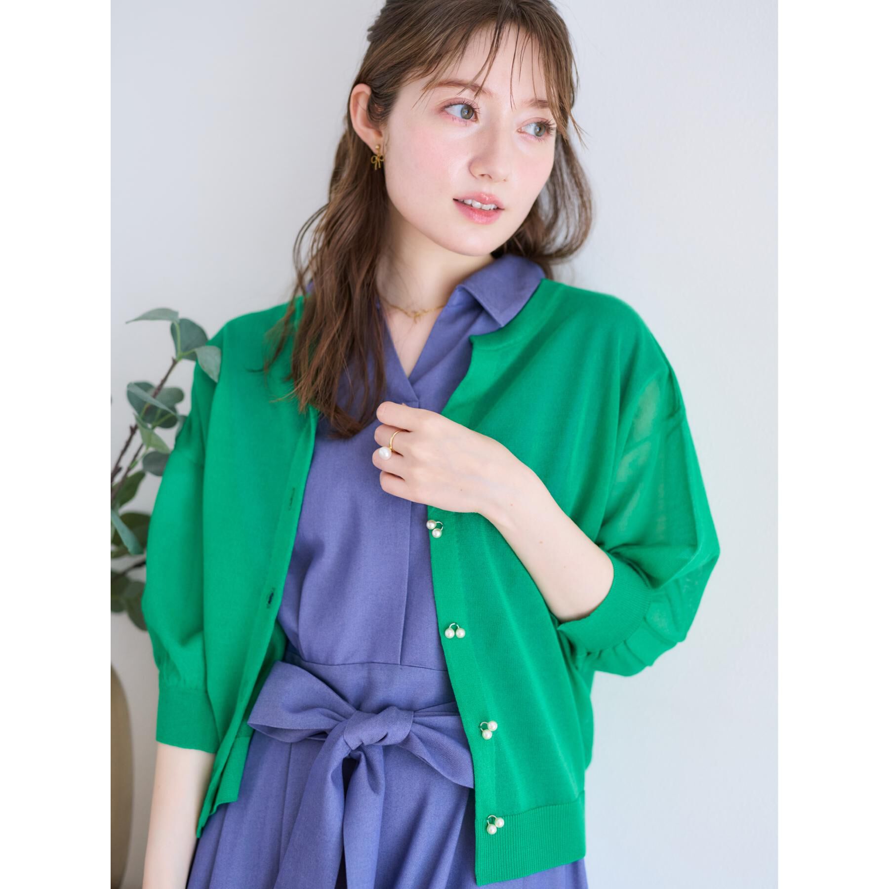 Couture broach「【前後2WAY・二の腕カバー】ダブルパール調釦5分袖シアーカーディガントップス」|カーディガン|グリーン(022)