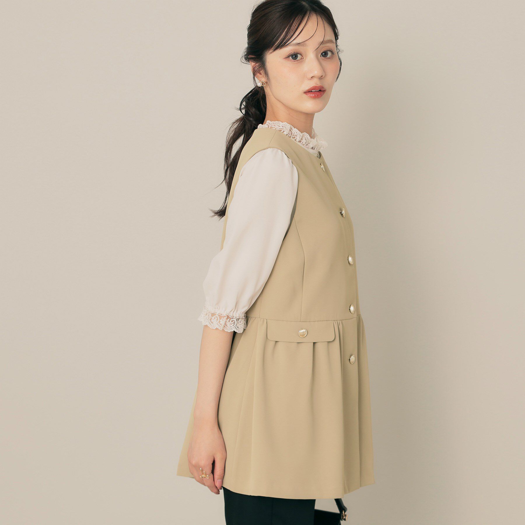 Couture broach「【フェミニン・きれいめ】ゴールド釦ペプラムジレ」|ベスト・ジレ|