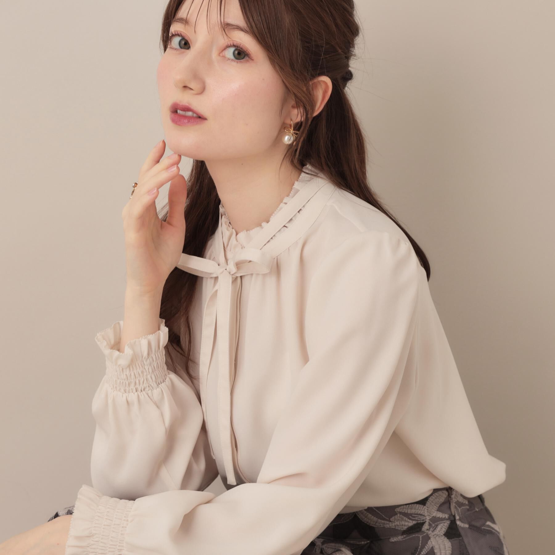 Couture broach「【フェミニン・通勤】タイ付きピコフリルブラウス」|シャツ・ブラウス|