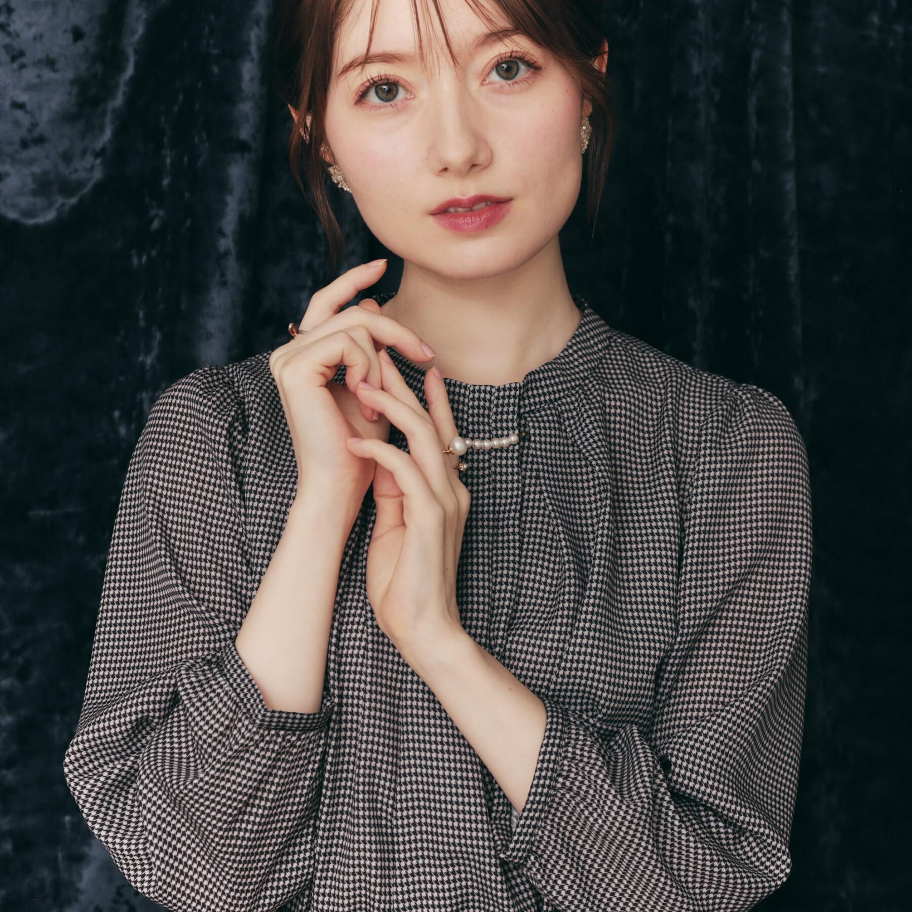 Couture broach「【大人可愛い・パール取り外し・通勤】・タックタイチェック柄ブラウス」|シャツ・ブラウス|ブラック(119)