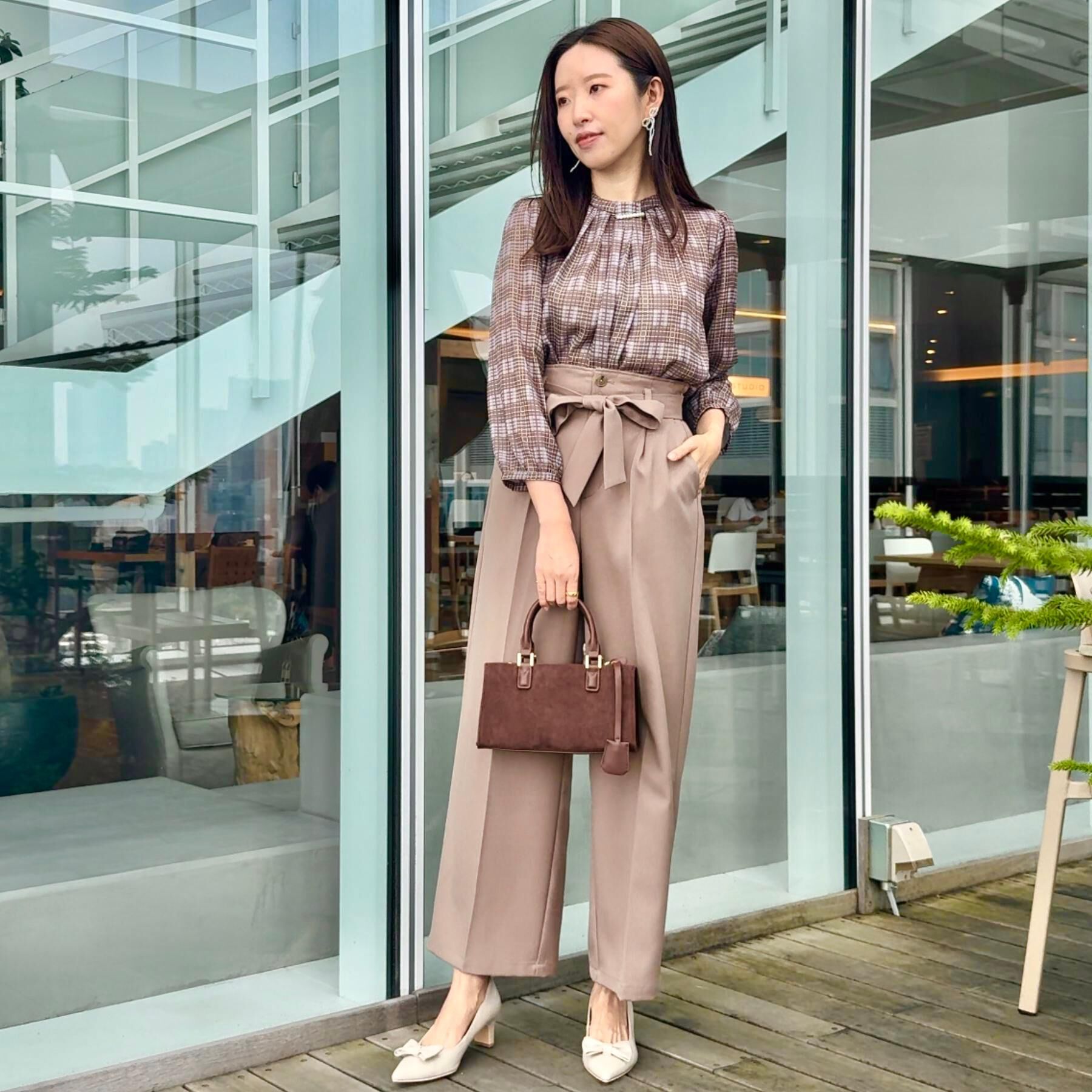 Couture broach「【大人可愛い・パール取り外し・通勤】・タックタイチェック柄ブラウス」|シャツ・ブラウス|