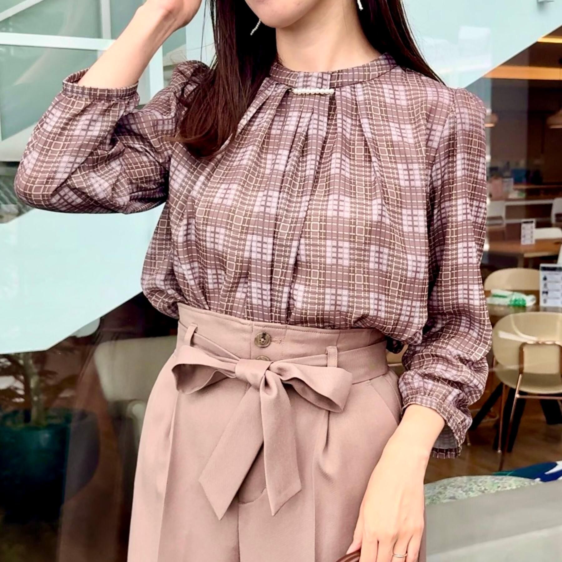 Couture broach「【大人可愛い・パール取り外し・通勤】・タックタイチェック柄ブラウス」|シャツ・ブラウス|