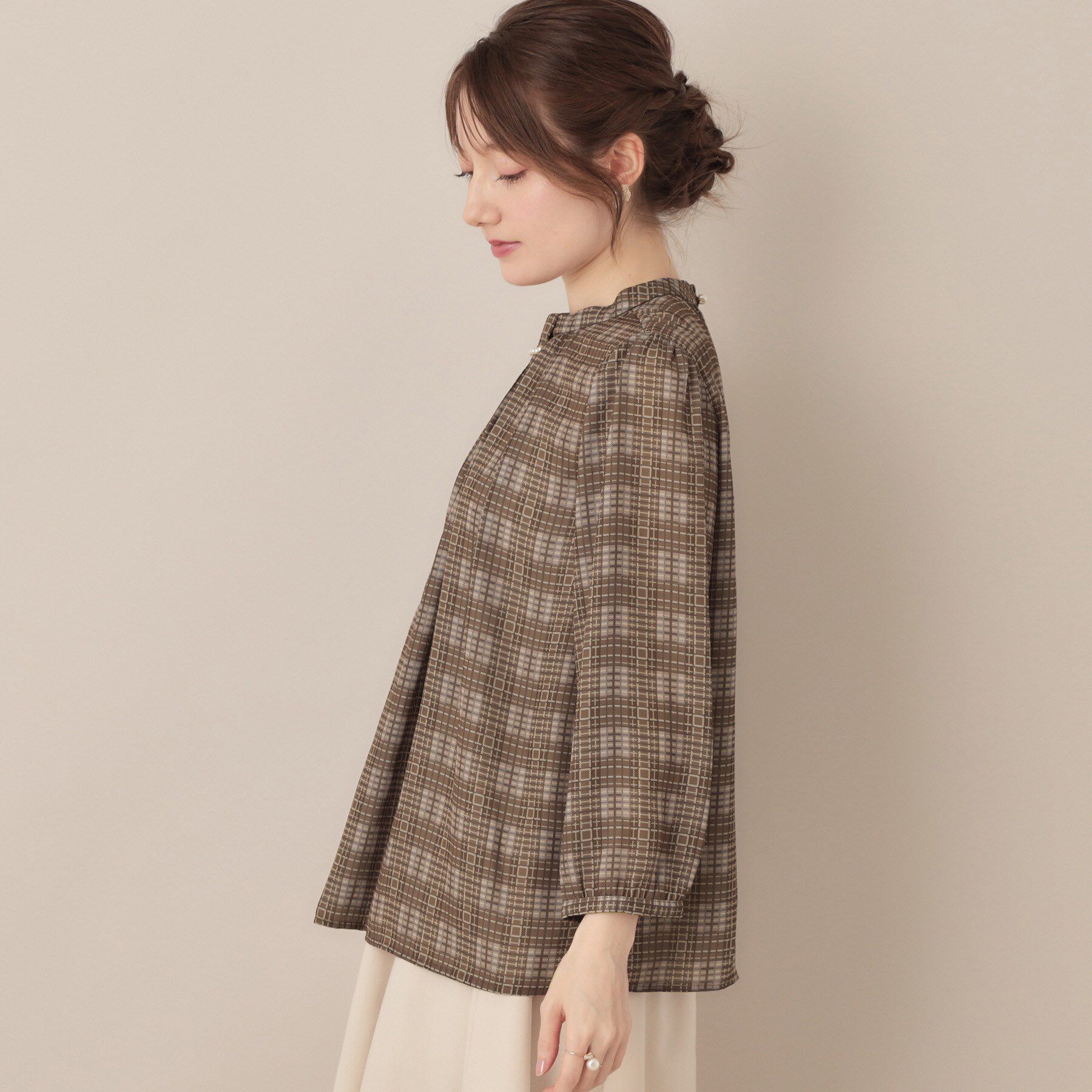 Couture broach「【大人可愛い・パール取り外し・通勤】・タックタイチェック柄ブラウス」|シャツ・ブラウス|