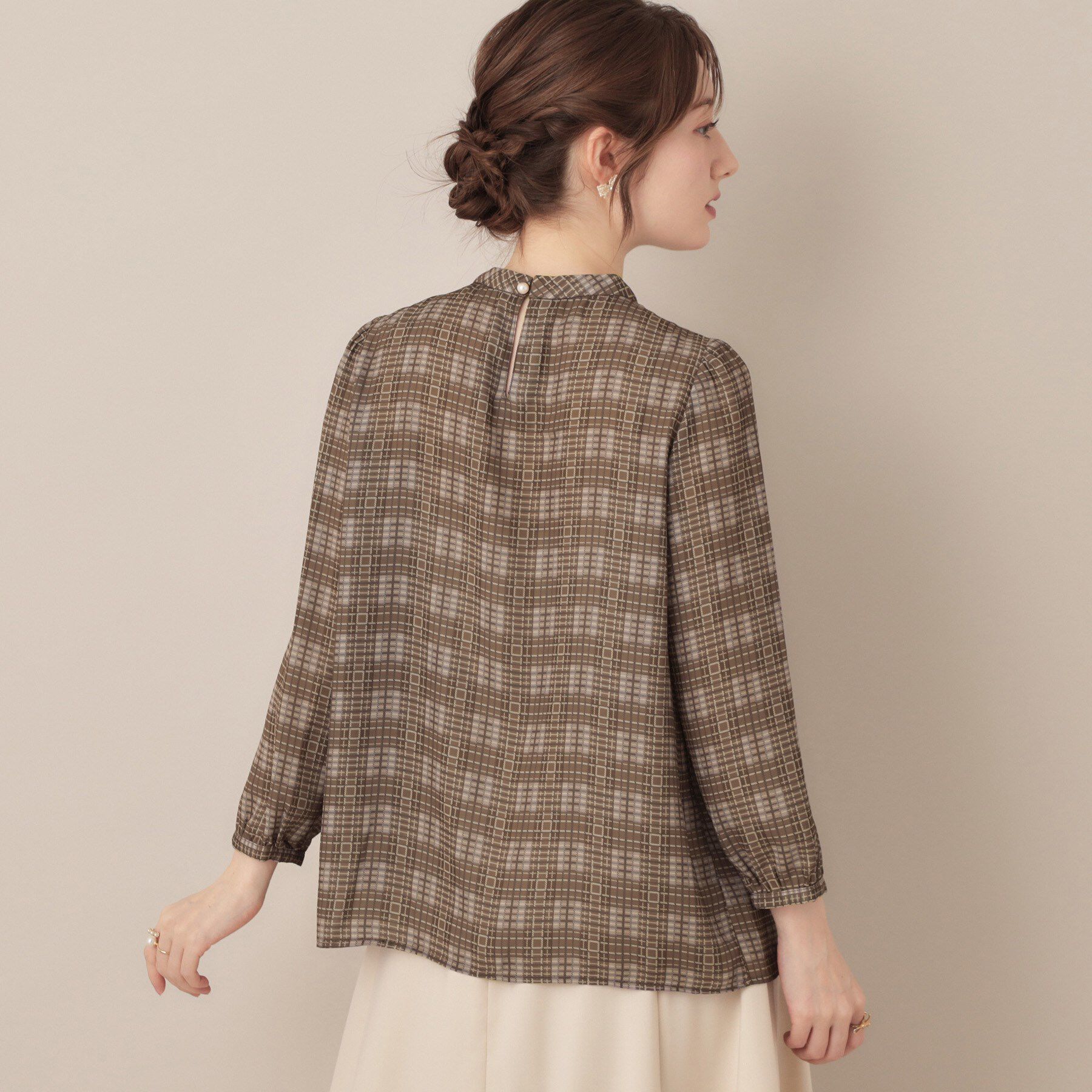 Couture broach「【大人可愛い・パール取り外し・通勤】・タックタイチェック柄ブラウス」|シャツ・ブラウス|