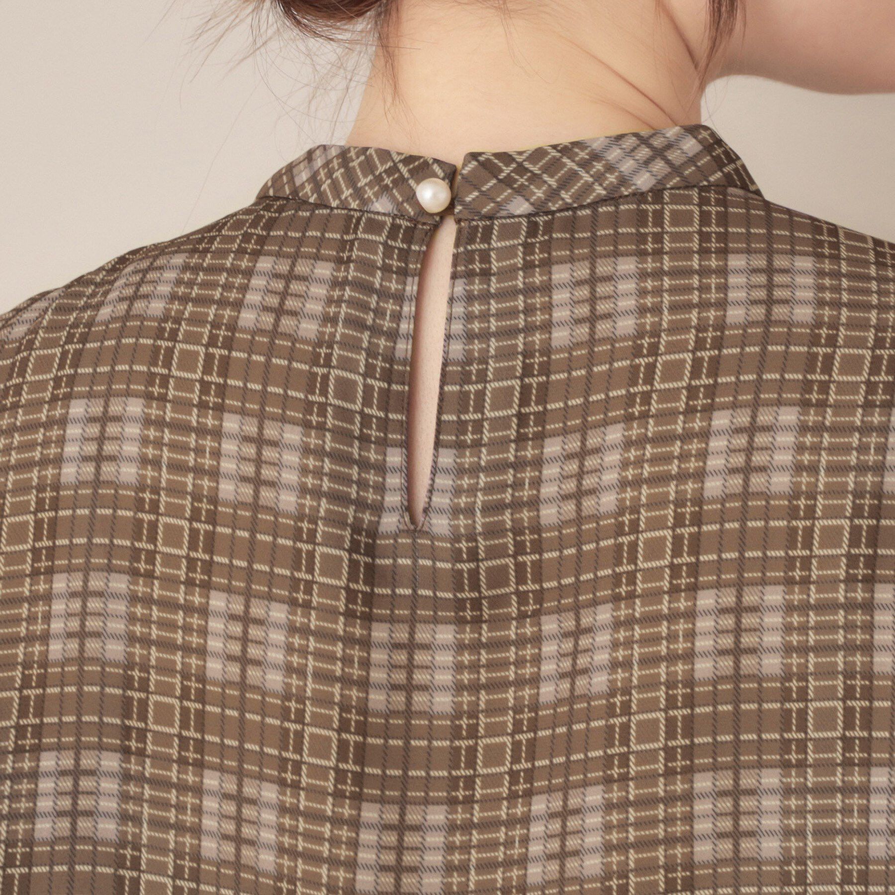 Couture broach「【大人可愛い・パール取り外し・通勤】・タックタイチェック柄ブラウス」|シャツ・ブラウス|