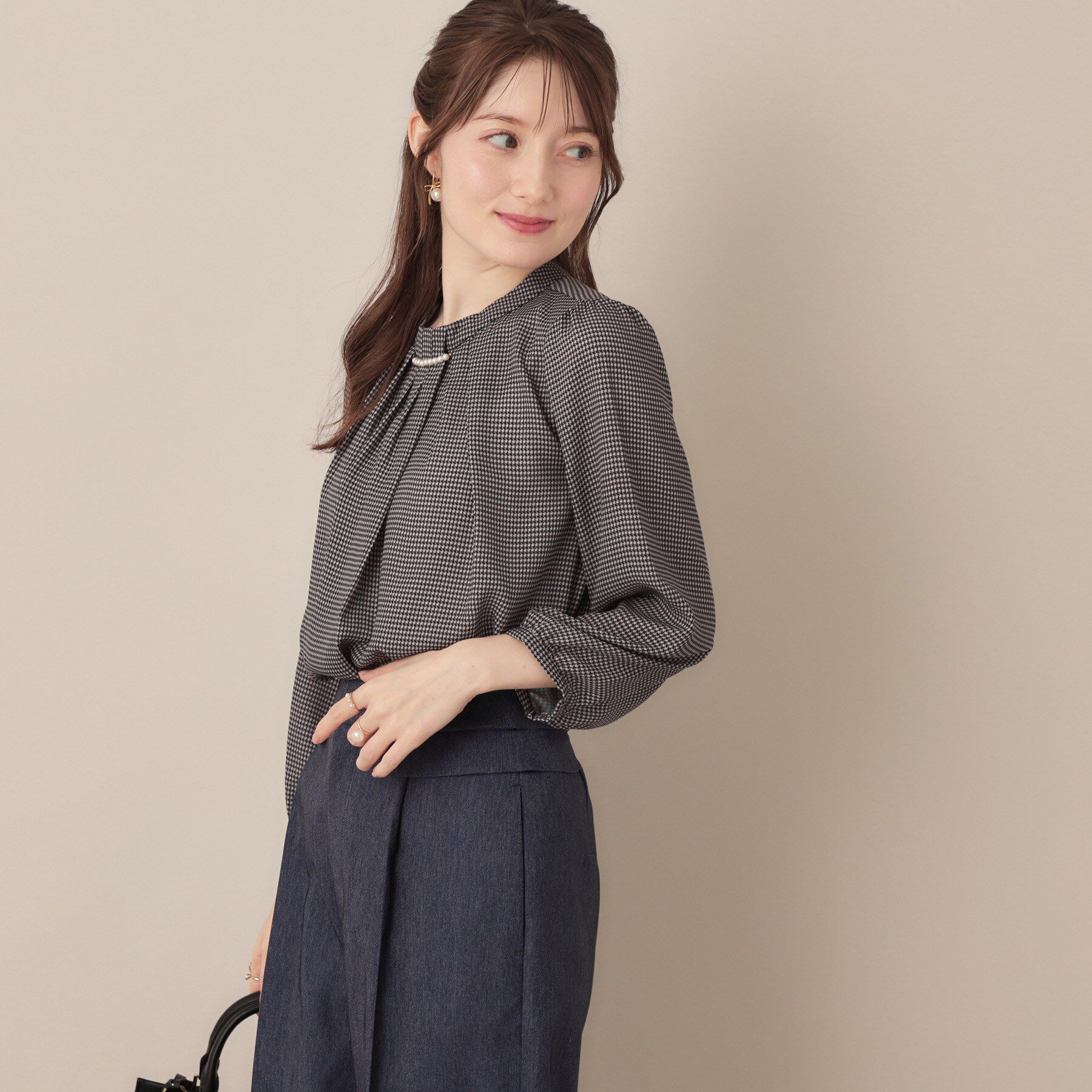 Couture broach「【大人可愛い・パール取り外し・通勤】・タックタイチェック柄ブラウス」|シャツ・ブラウス|