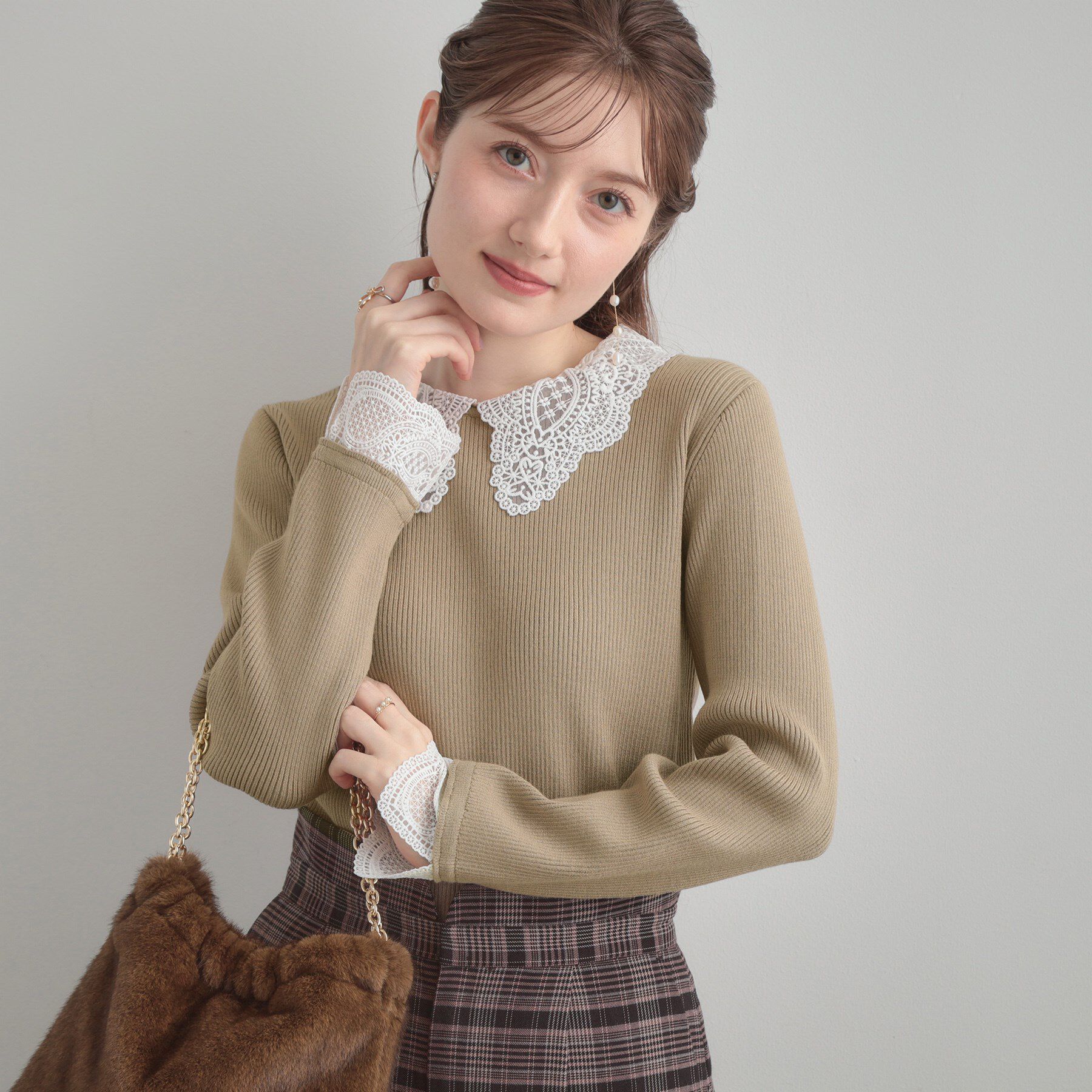 Couture broach「【着映え・フェミニン・通勤】レース衿カフス付きリブニット」|ニット・セーター|ベージュ(052)