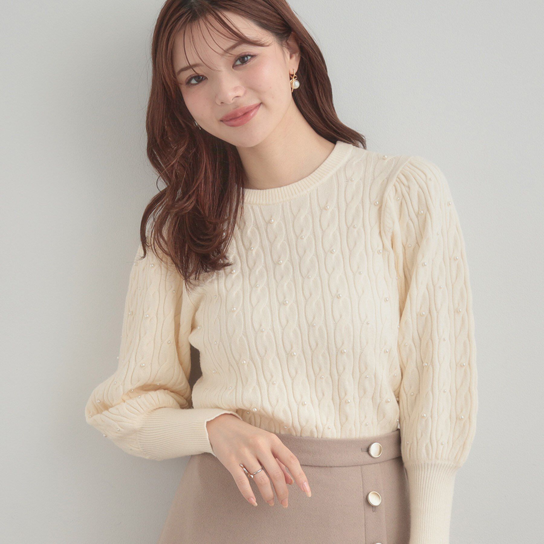 Couture broach「【華やぎ・一枚で着映え】ケーブルパール調ニット」|ニット・セーター|