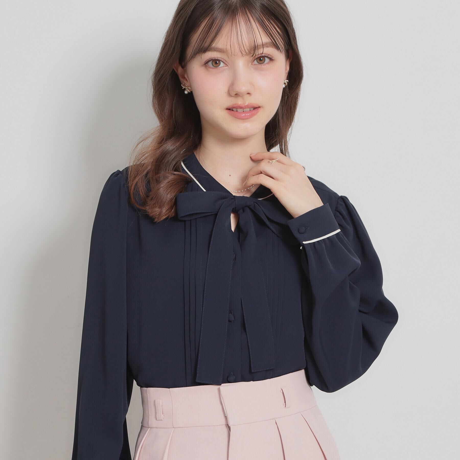 Couture broach「【ハレの日・通勤】配色タックタイブラウス」|シャツ・ブラウス|