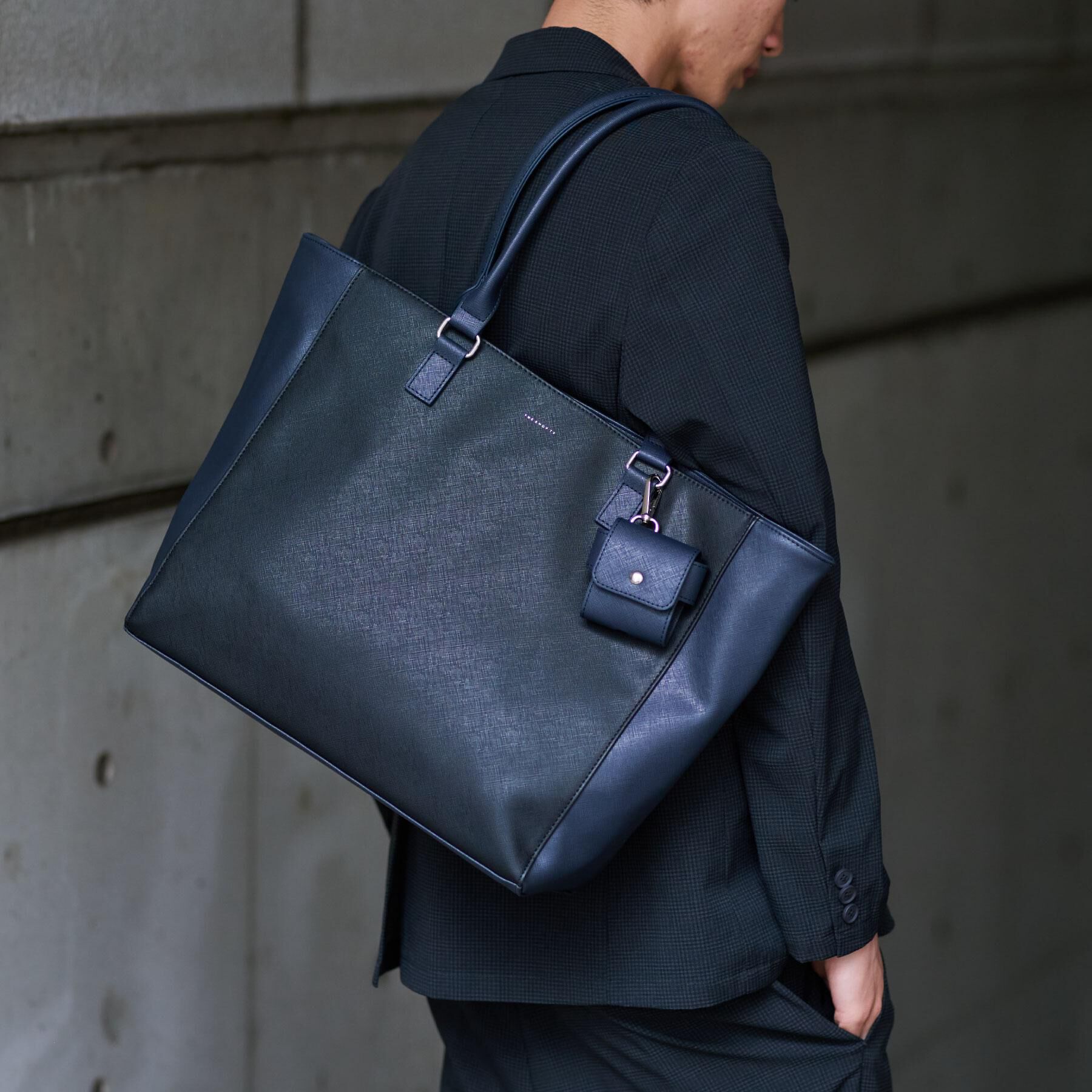 THE SHOP TK「【A4サイズ／ビジネスでも使える】合皮トートバッグ イヤホンケース付き」|トートバッグ|ブラック(519)