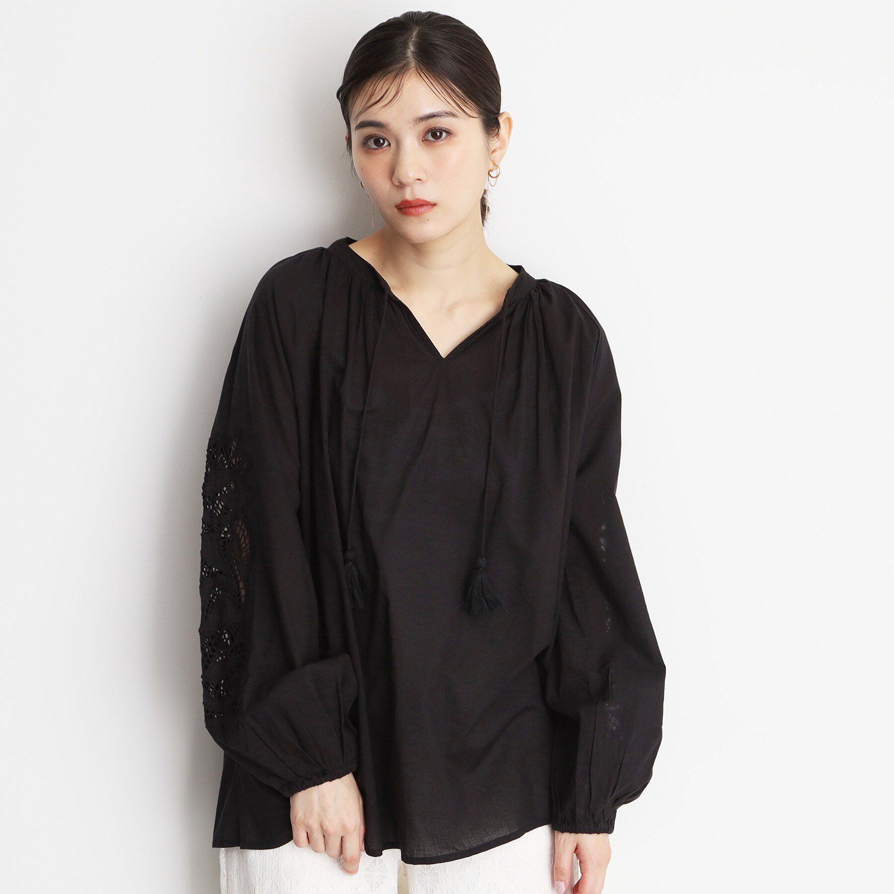 THE SHOP TK「袖刺繍コットンブラウス【洗える】」|シャツ・ブラウス|ブラック(019)