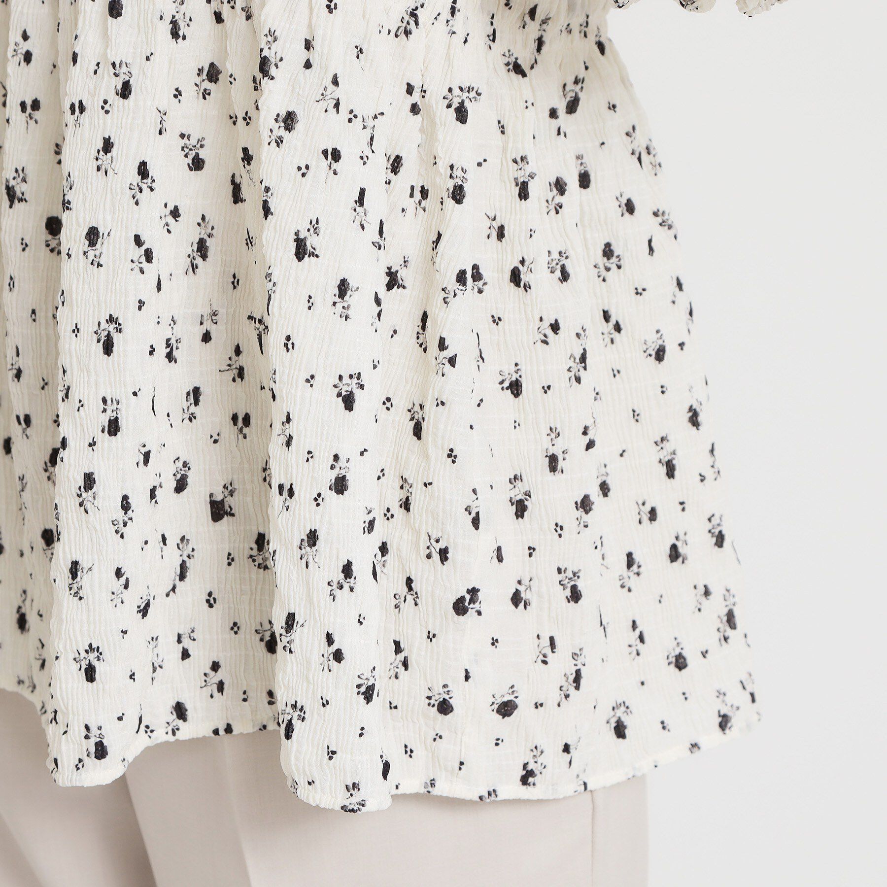 THE SHOP TK「大人のフェミニンスタイルに 花柄楊柳シャーリングブラウス」|シャツ・ブラウス|