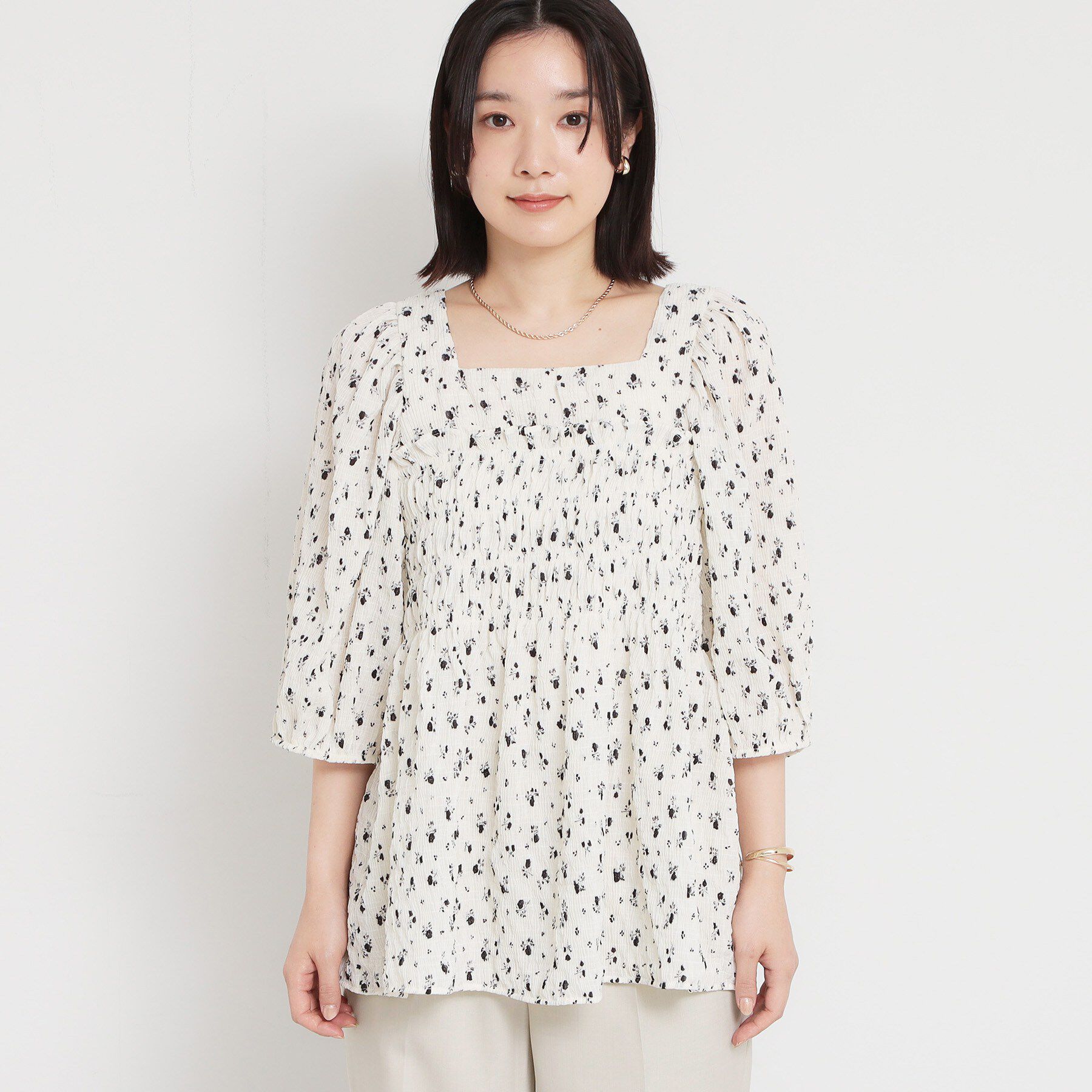 THE SHOP TK「大人のフェミニンスタイルに 花柄楊柳シャーリングブラウス」|シャツ・ブラウス|