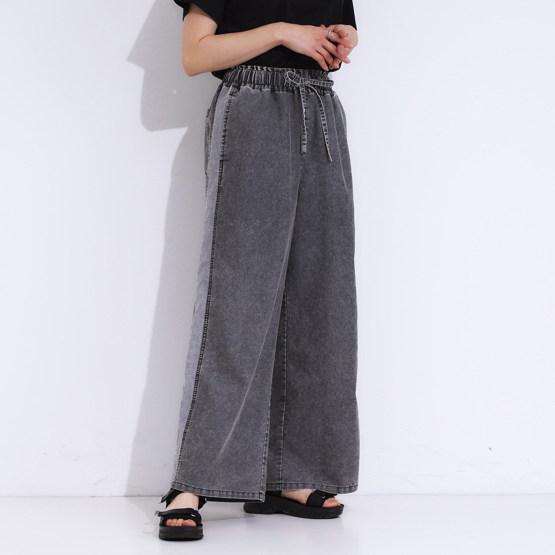 SHOO･LA･RUE「【S-LL】サイドラインがアクセント イージーデニムパンツ」|デニム|ブラック(519)