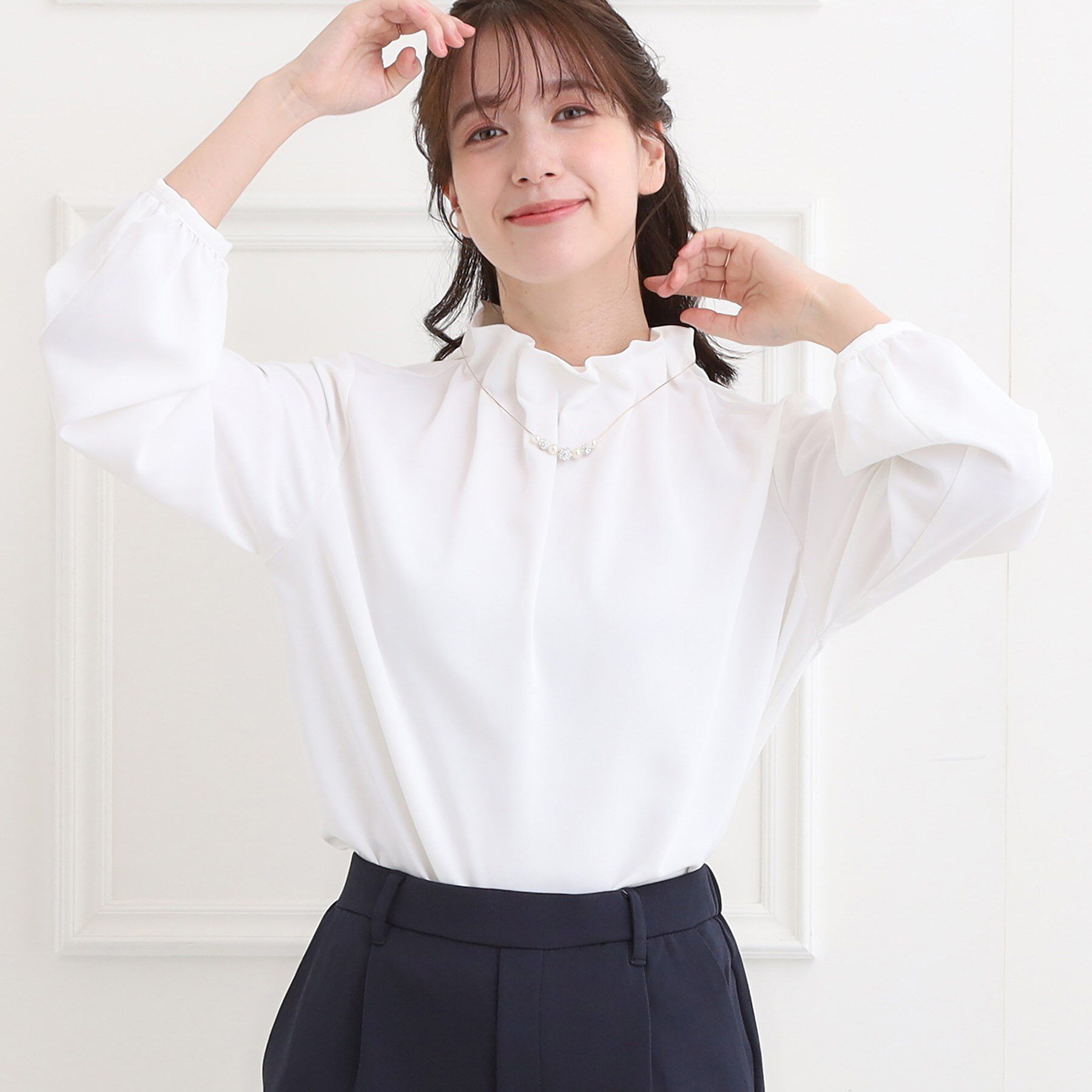 SHOO･LA･RUE「【洗濯機可】上品で華やか スタンドフリルブラウス」|シャツ・ブラウス|オフホワイト(003