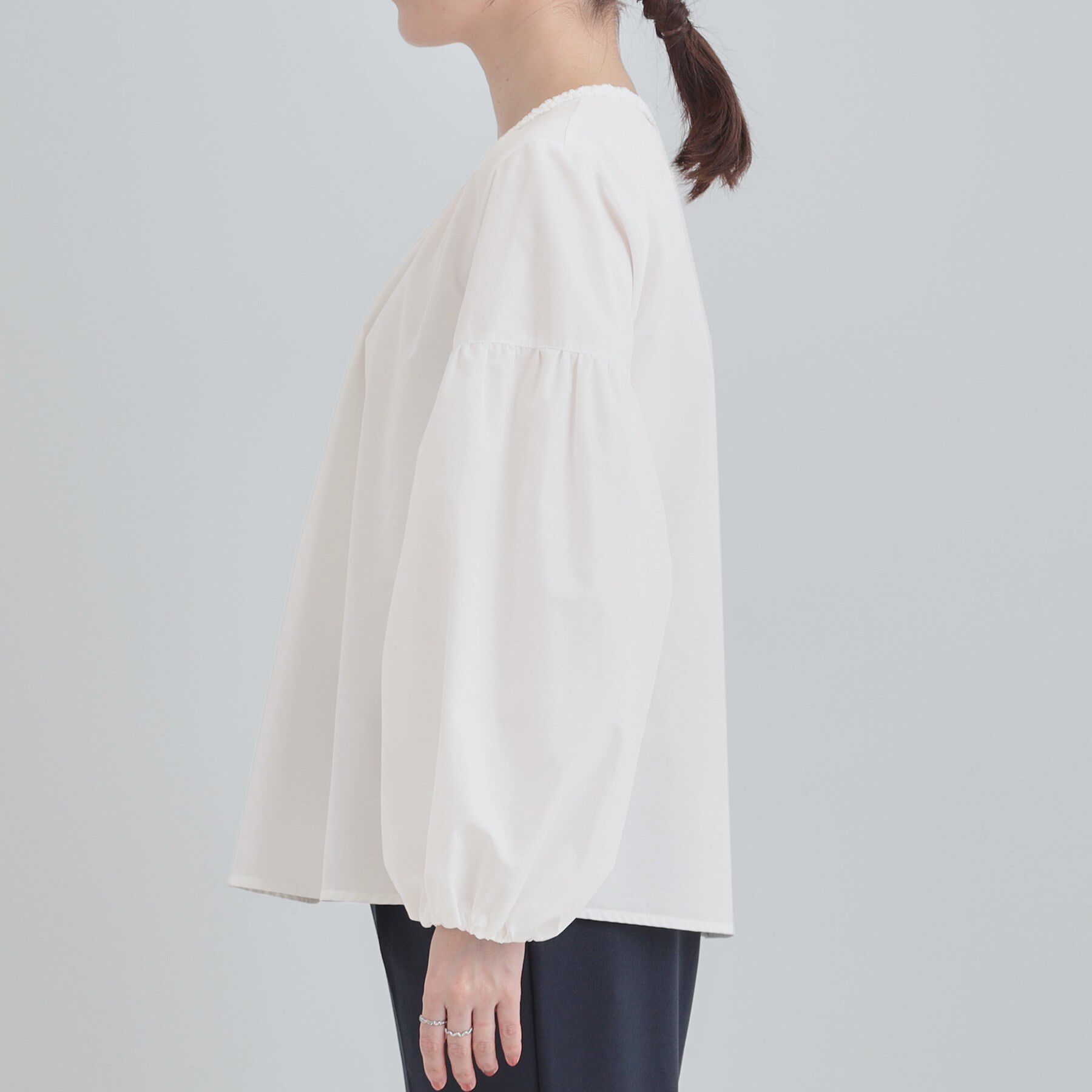 SHOO･LA･RUE「【洗濯機可/S-LL】ふんわりとしたお袖が愛らしい ジレスタイルに合うブラウス」|シャツ・ブラウス|